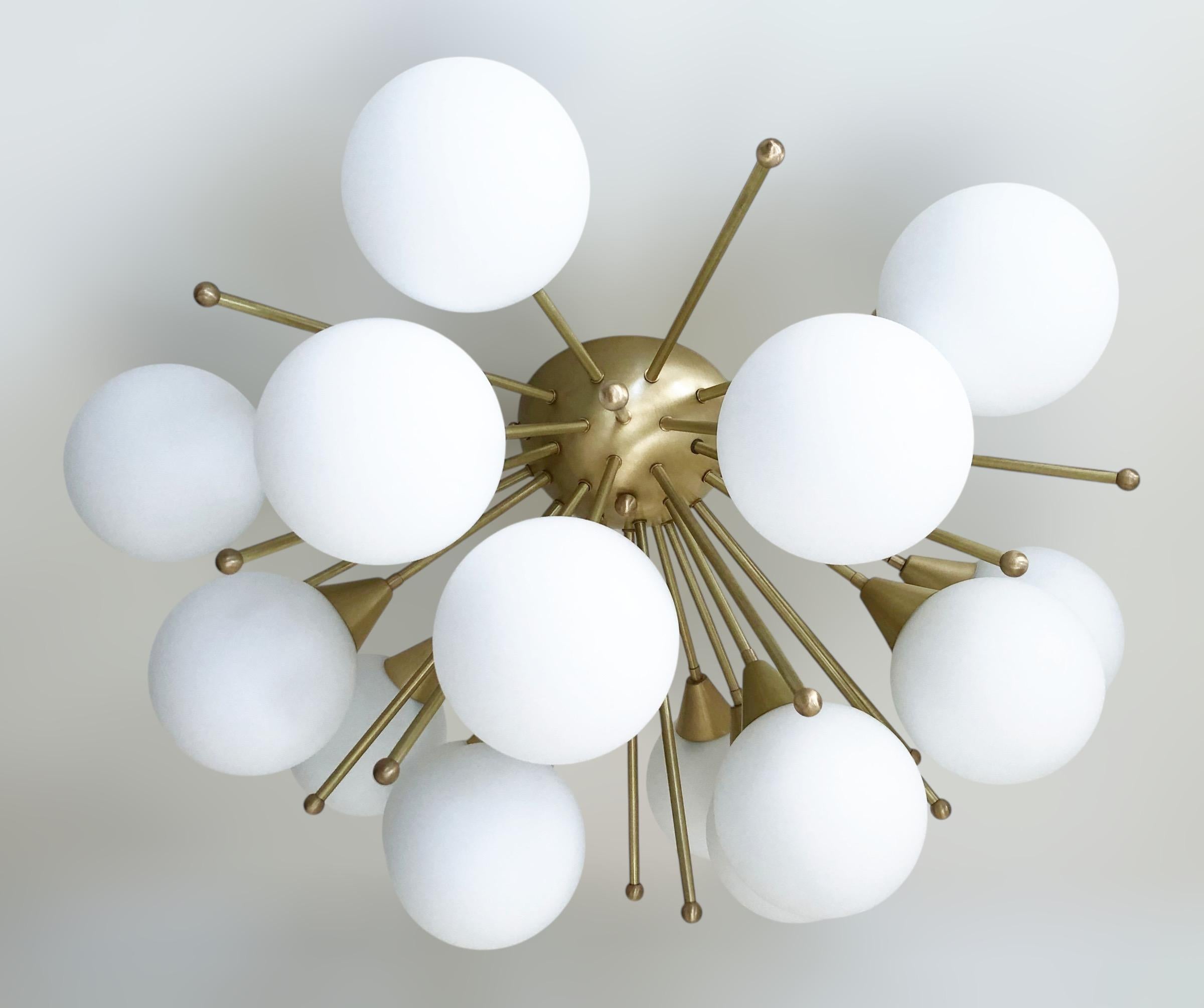 Monture encastrée Sputnik italienne avec globes en verre de Murano montés sur une monture en laiton massif / Design by Fabio Bergomi for Fabio Ltd / Made in Italy
15 lampes / type E12 ou E14 / max 40W chacune
Mesures : Diamètre 35,5 pouces, hauteur