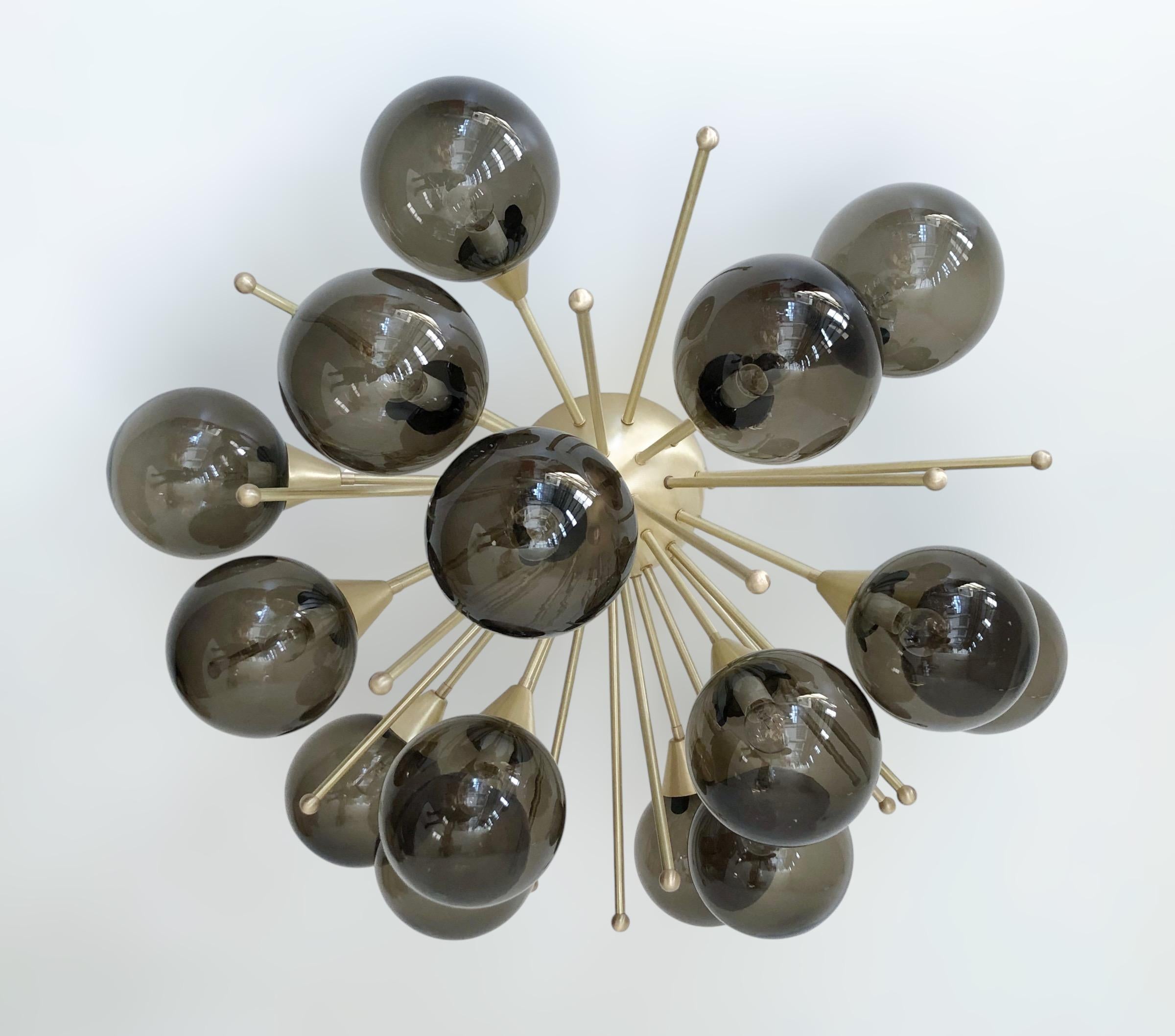 Monture encastrée Sputnik italienne avec globes en verre de Murano montés sur une monture en laiton massif / Design by Fabio Bergomi for Fabio Ltd / Made in Italy
15 lampes / type E12 ou E14 / max 40W chacune
Mesures : Diamètre 35,5 pouces, hauteur