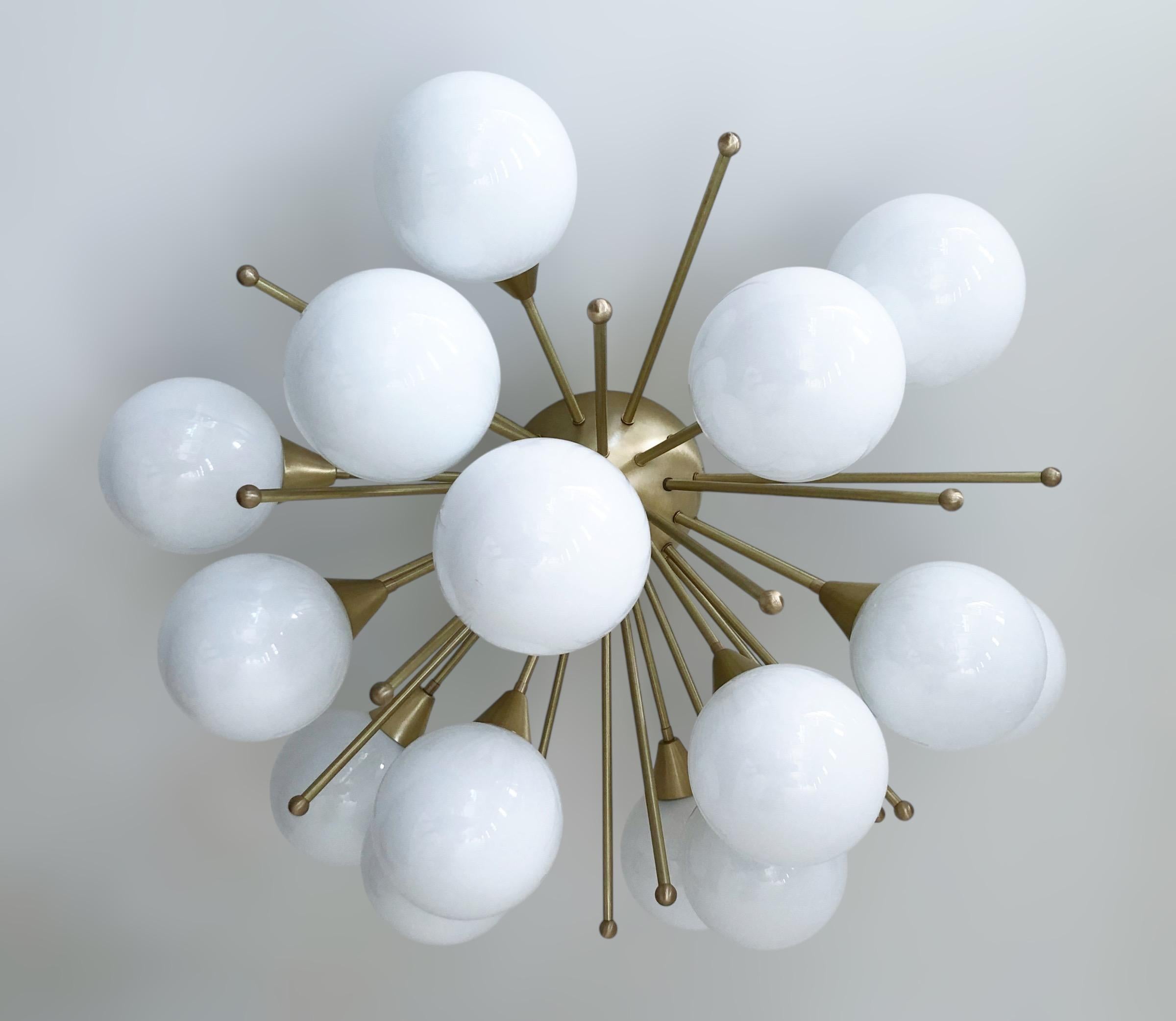 Monture encastrée Sputnik italienne avec globes en verre de Murano montés sur une monture en laiton massif / Design by Fabio Bergomi for Fabio Ltd / Made in Italy
15 lampes / type E12 ou E14 / max 40W chacune
Mesures : Diamètre 35,5 pouces, hauteur
