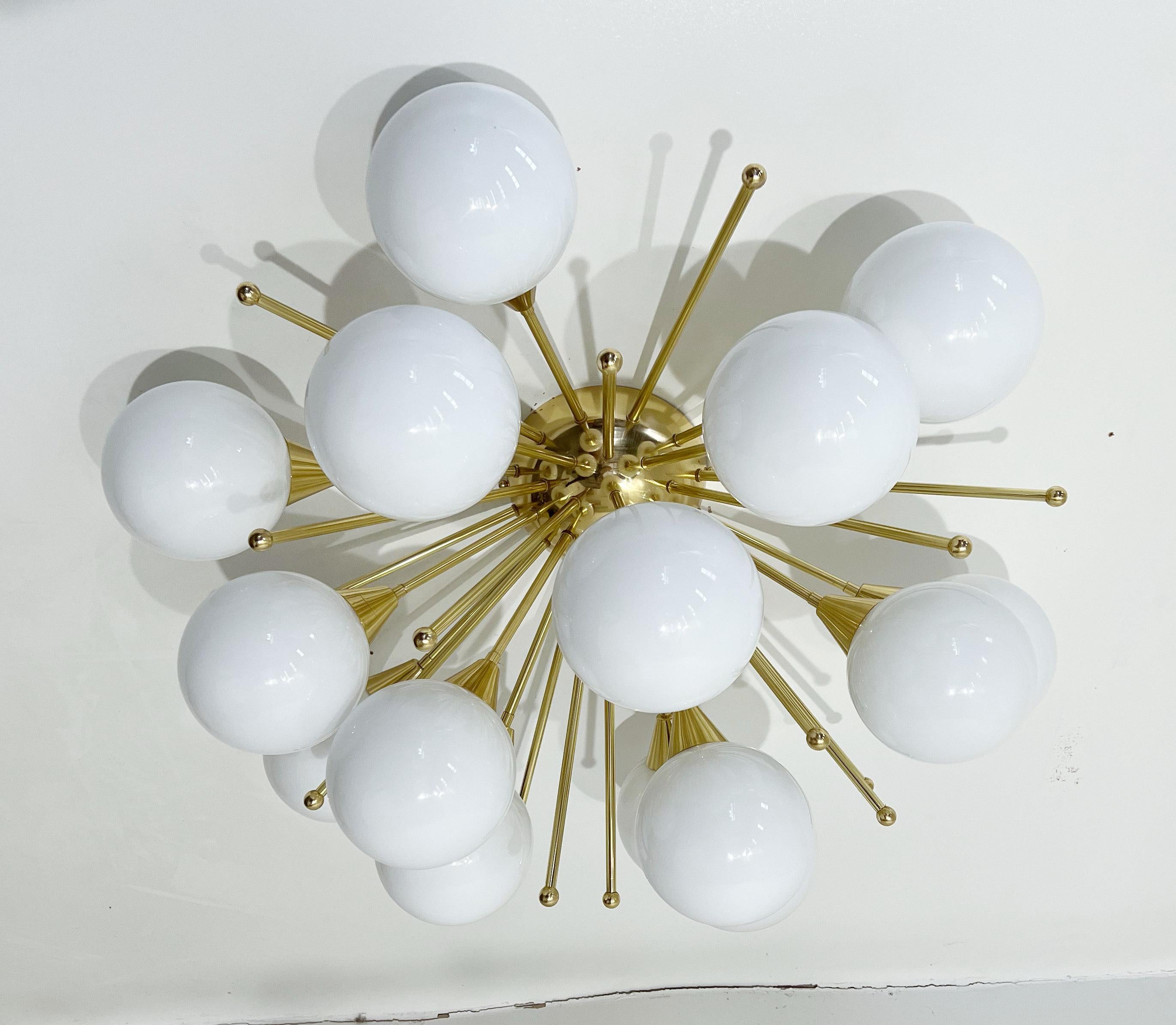 Monture italienne Sputnik avec globes en verre de Murano montés sur un cadre en laiton massif / Conçu par Fabio Bergomi pour Fabio Ltd / Fabriqué en Italie.
15 lampes / type E12 ou E14 / max 40W chacune
Mesures : Diamètre 35.5 pouces, hauteur 18