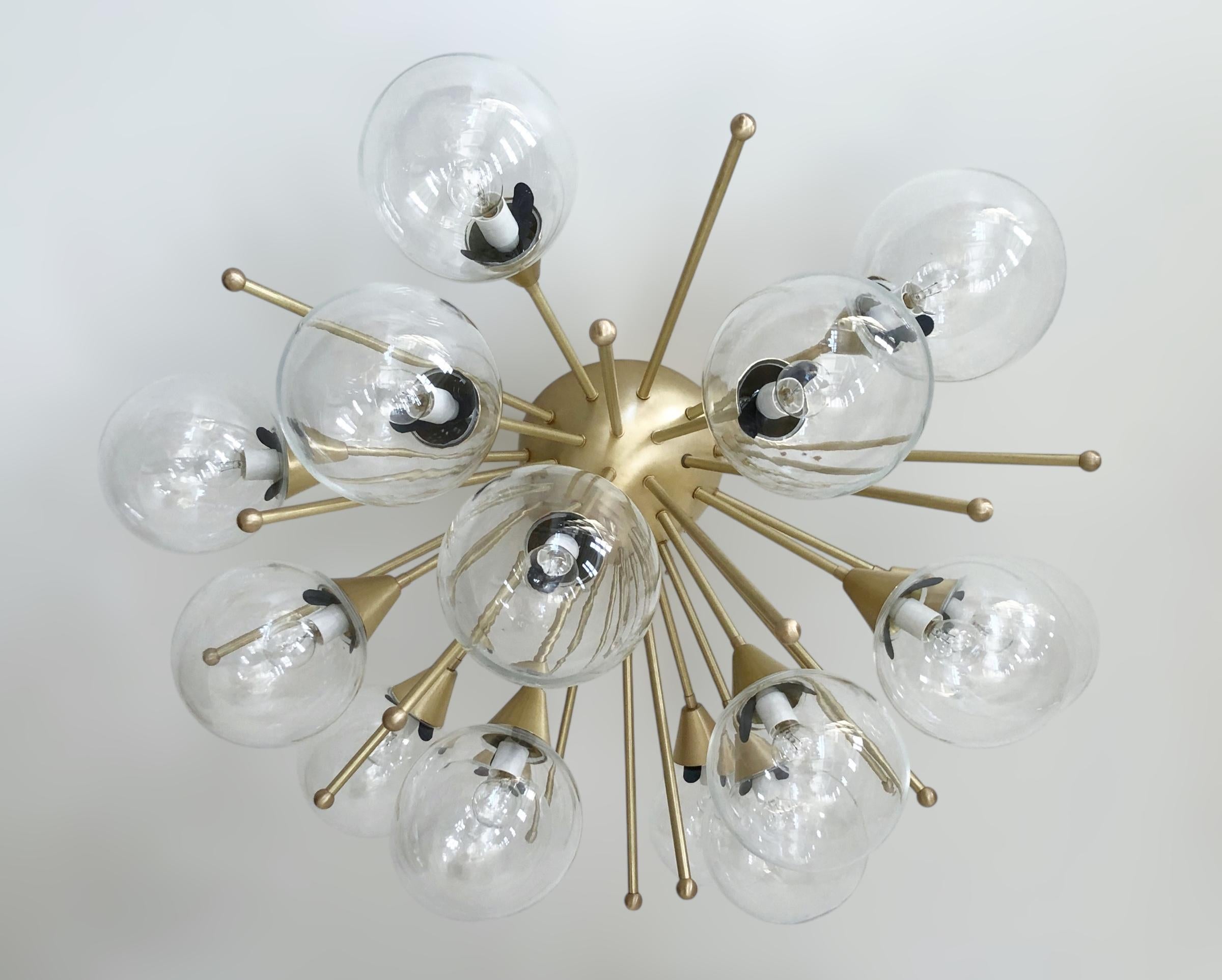 Monture italienne Sputnik avec globes en verre de Murano montés sur un cadre en laiton massif / Conçu par Fabio Bergomi pour Fabio Ltd / Fabriqué en Italie.
15 lampes / type E12 ou E14 / max 40W chacune
Mesures : Diamètre 35.5 pouces, hauteur 18