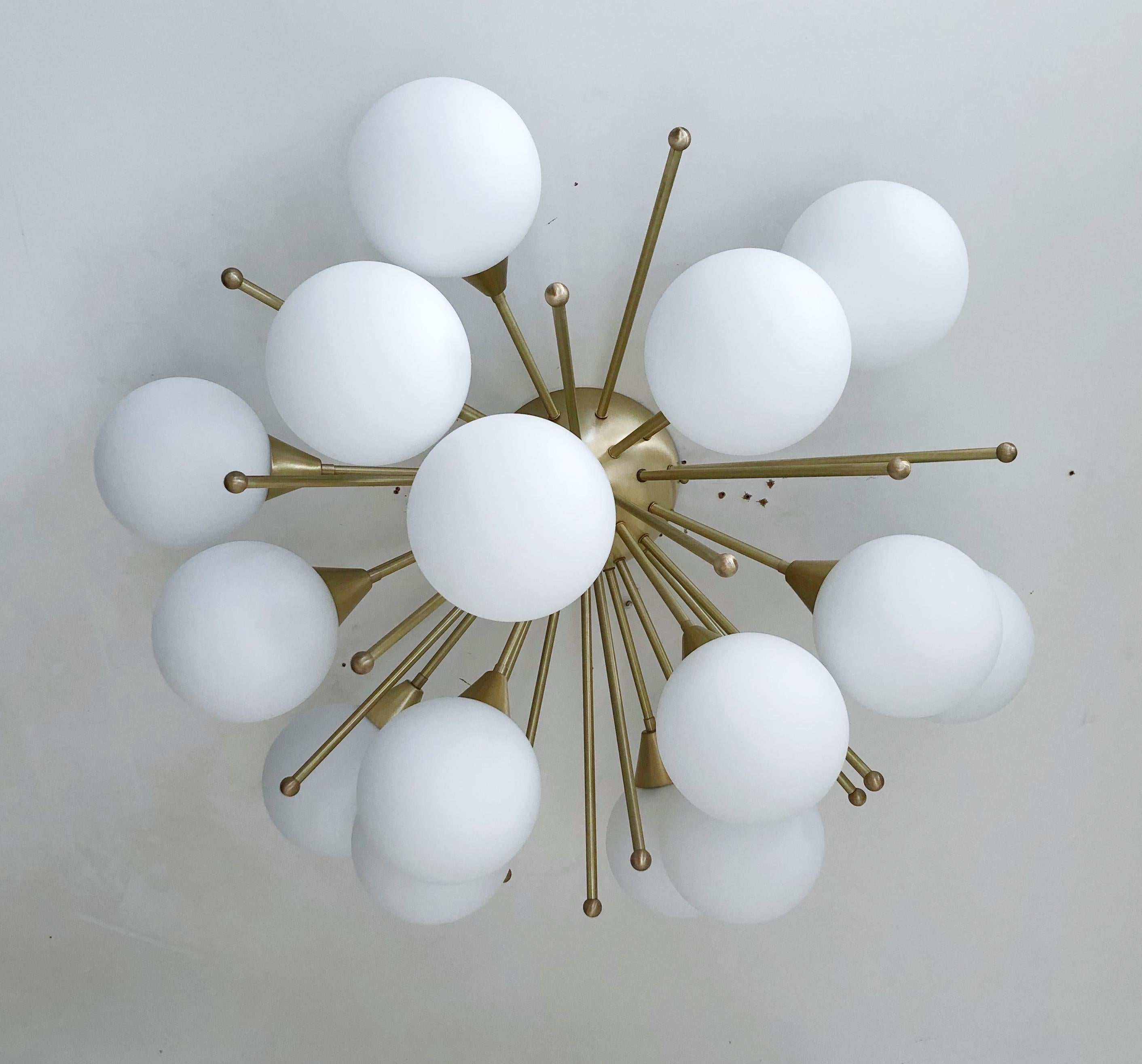 Italienischer Sputnik mit Murano-Glaskugeln, montiert auf einem massiven Messingrahmen
Entworfen von Fabio Bergomi / Hergestellt in Italien
15 Leuchten / Typ E12 oder E14 / max. 40W pro Stück
Durchmesser: 35,5 Zoll / Höhe: 18 Zoll
Nur auf Bestellung