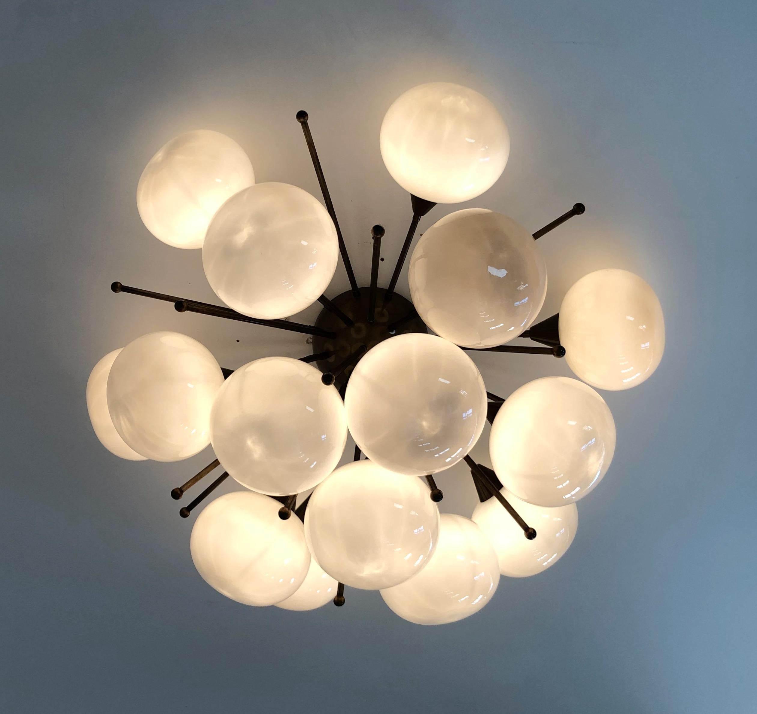 Vetro soffiato Mezzo Flush Mount di Fabio Ltd in vendita