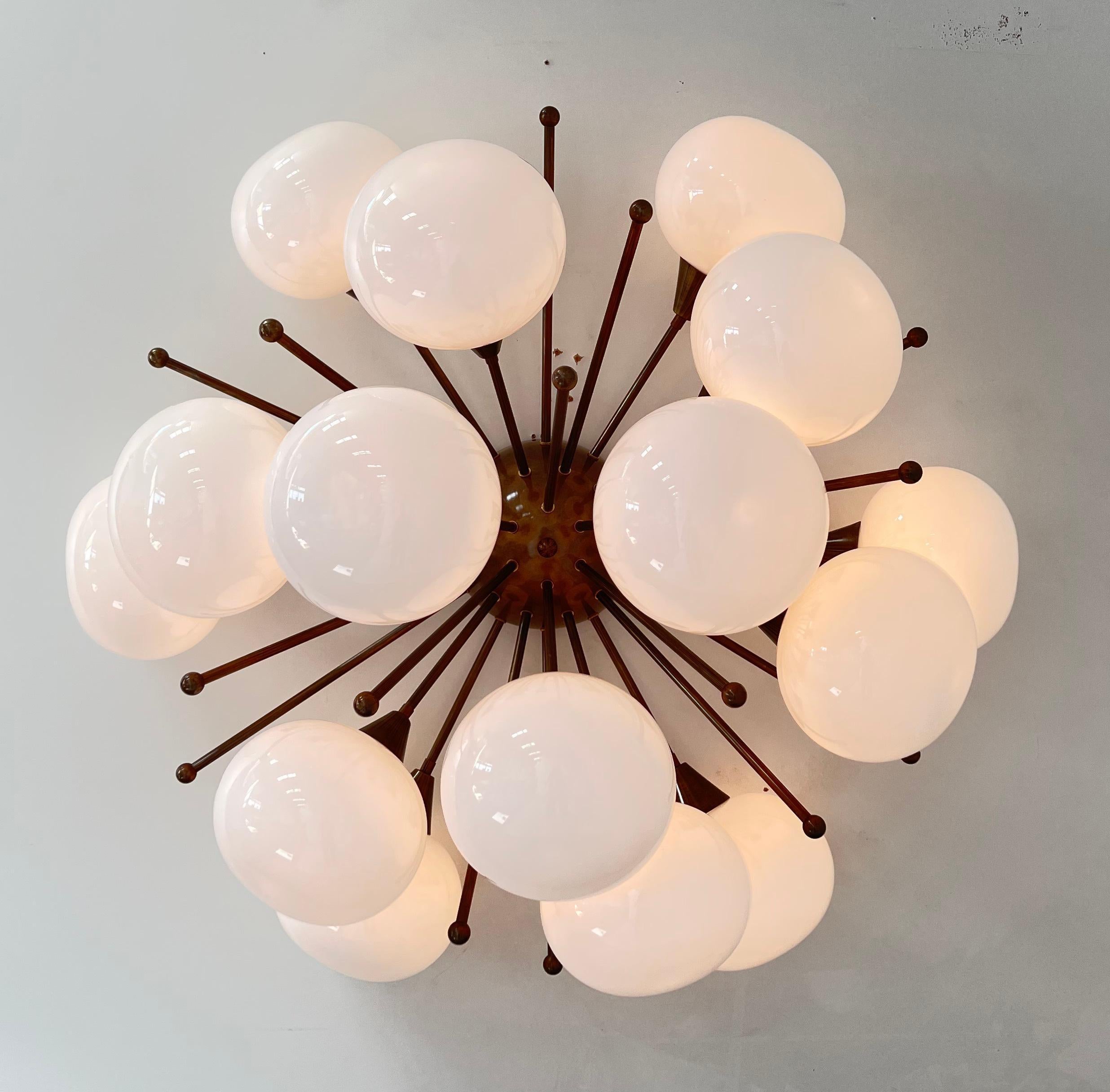 Vetro soffiato Mezzo Flush Mount di Fabio Ltd in vendita