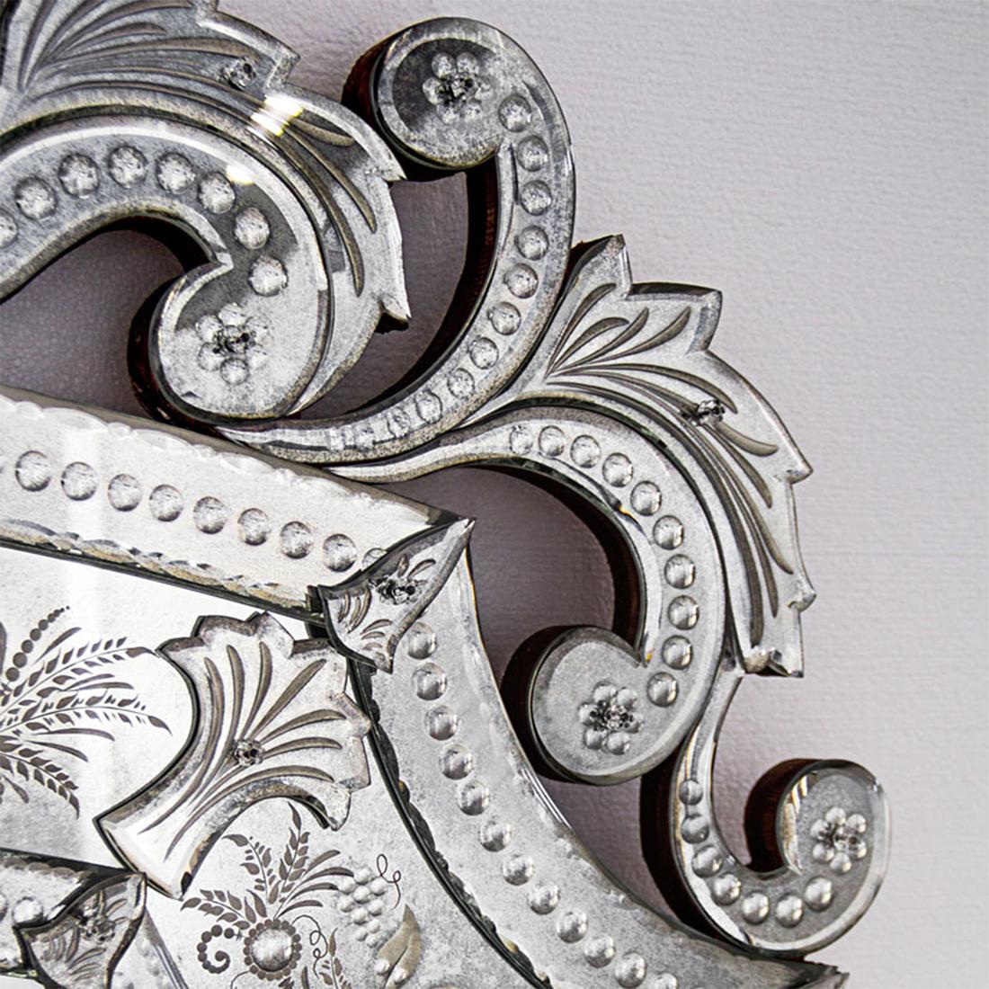 Sculpté à la main Miroir Mezzo en vente