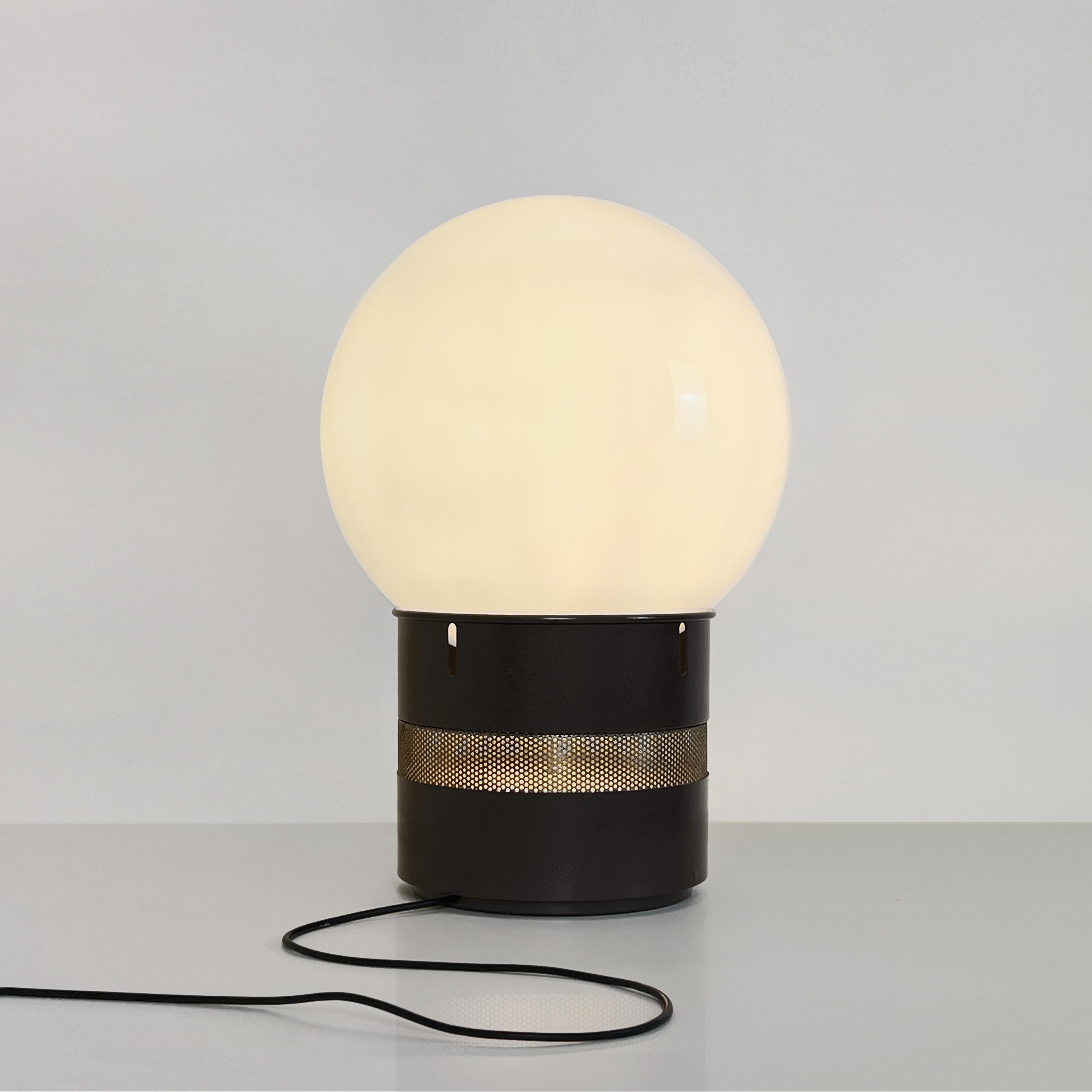 Mid-Century Modern Lampe de table Mezzo Oracolo conçue par Gae Aulenti pour Artemide Italie, 1970 en vente