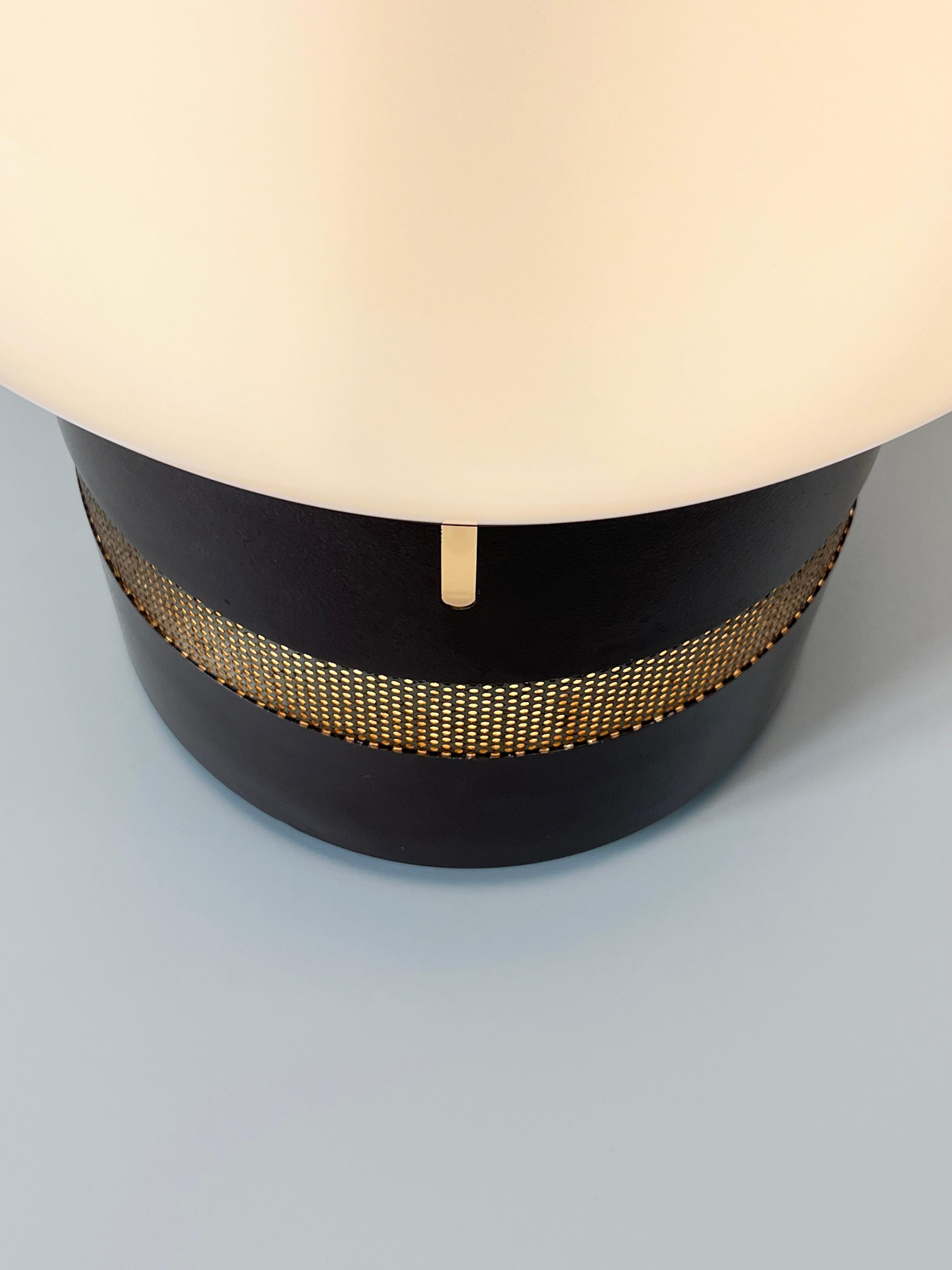 Late 20th Century Mezzo Oracolo table lamp designed by Gae Aulenti for Artemide. Italy, 1970s For Sale