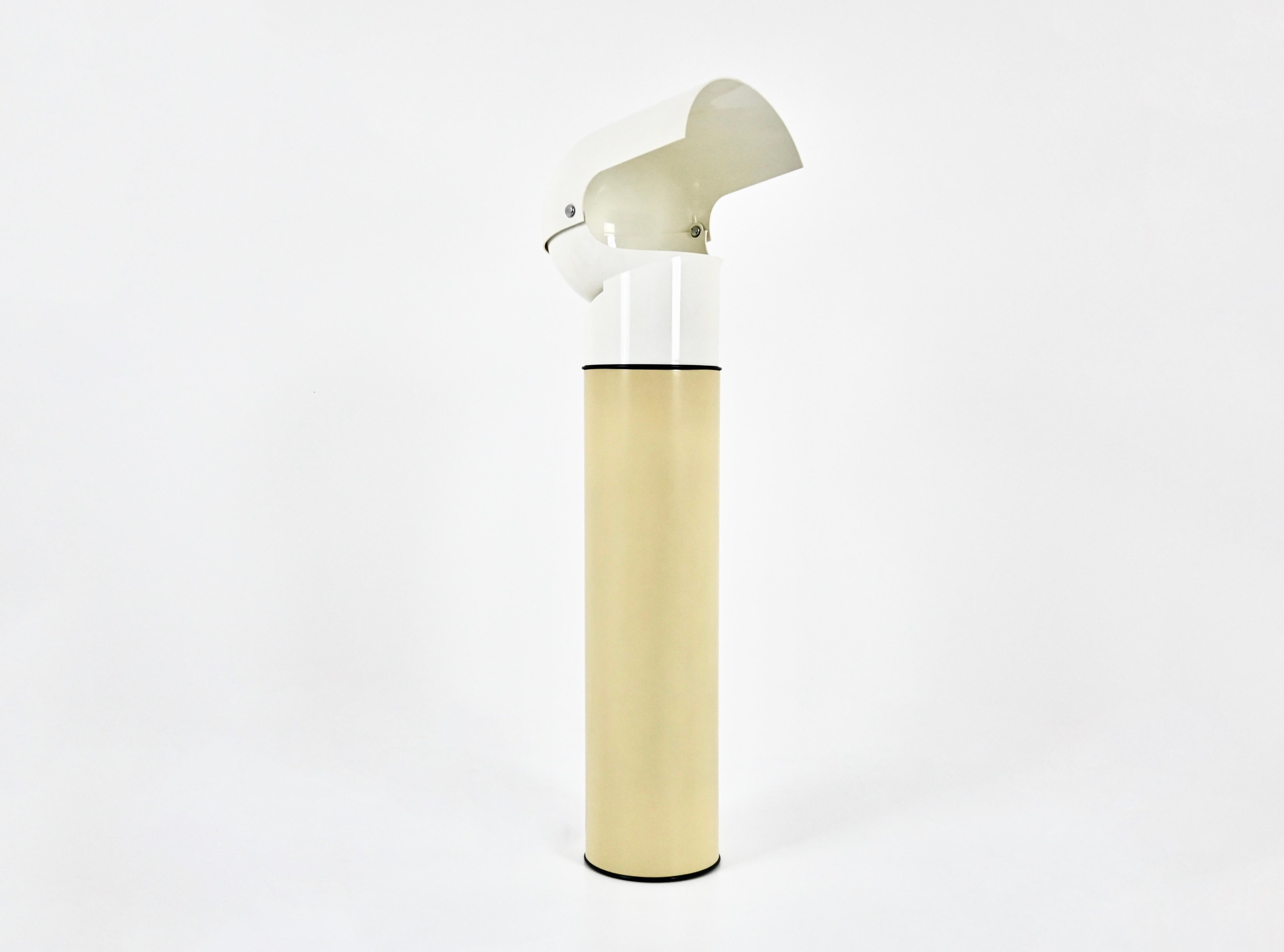 Rara lampada da terra in plastica e metallo disegnata da Gae Aulenti. Timbro sul lato inferiore. Il paralume regolabile permette di orientare la luce in diverse direzioni. La base della lampada è stata sostituita (poiché quella vecchia si era