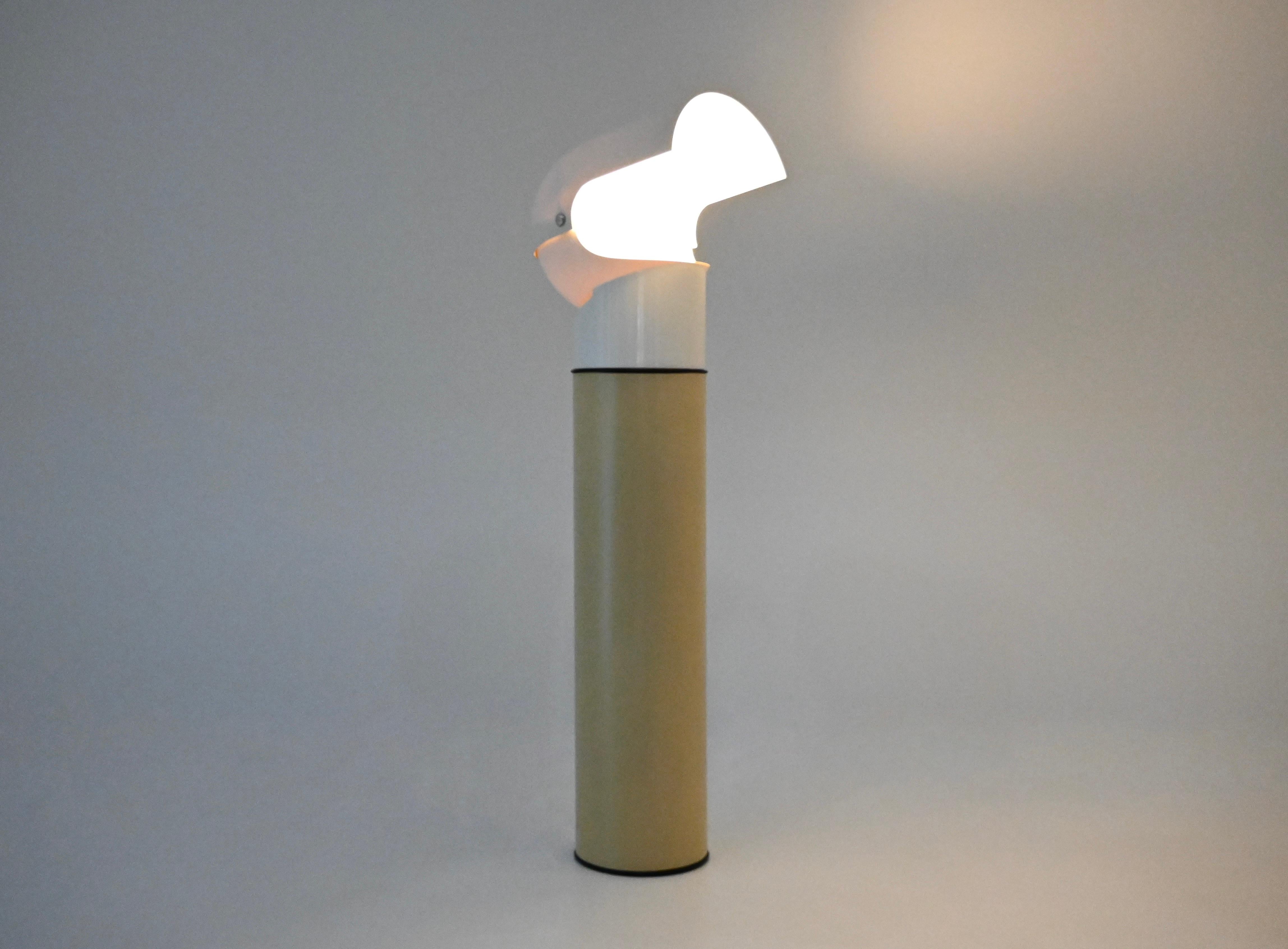 Mid-Century moderno Lampada da terra Mezzo Pileo di Gae Aulenti per Artemide, anni '70 in vendita