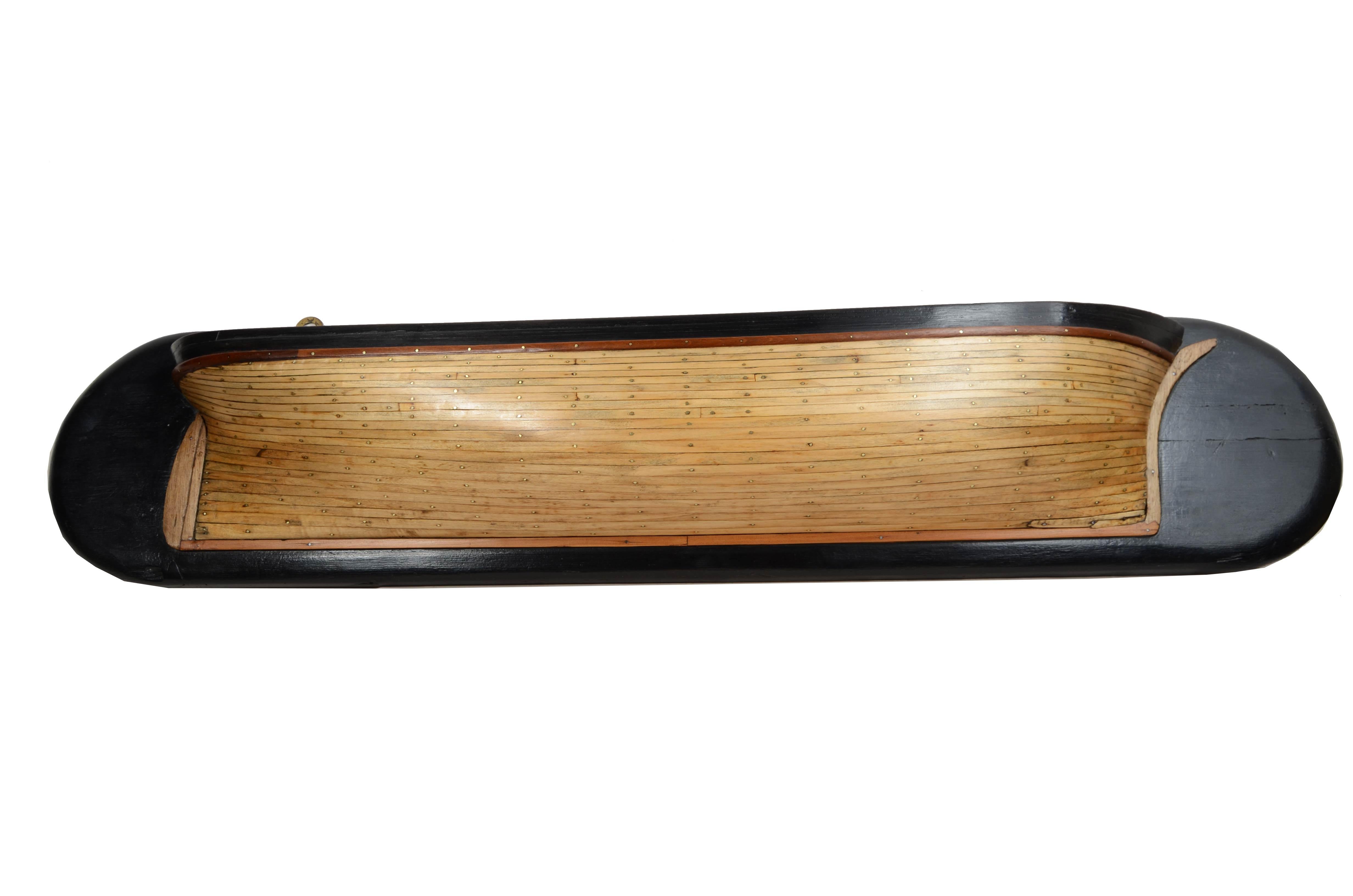 Zweite Hälfte des 19. Jahrhunderts, halber Rumpf eines englischen Schoners  holzplanken genagelt und montiert auf  ebonisiertes Holzbrett. 
Guter Zustand, Board misst 100x 13x21 cm - Zoll 39,4x5,1x8,3. 
Der Halbrumpf, der zur Konstruktion von Booten