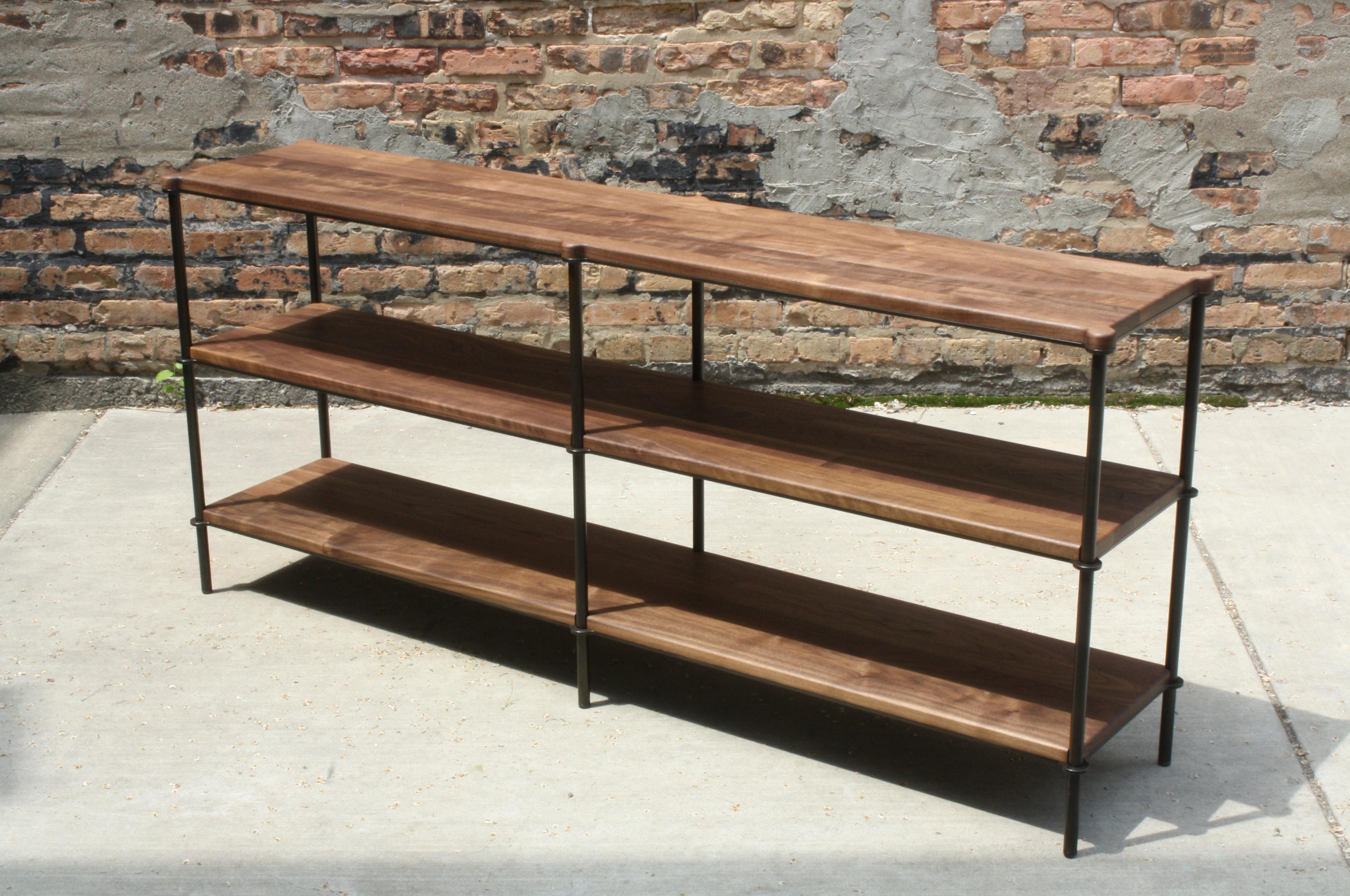 Scaffale Mezzo di Laylo Studio
Dimensioni: P 45,7 x L 167,6 x H 73,6 cm.
Materiali: Acciaio annerito, noce.

LAYLO è lo studio di Sam e Lydia Link. 
Fondata con l'intenzione di costruire attraverso l'esplorazione e l'integrazione di mestieri