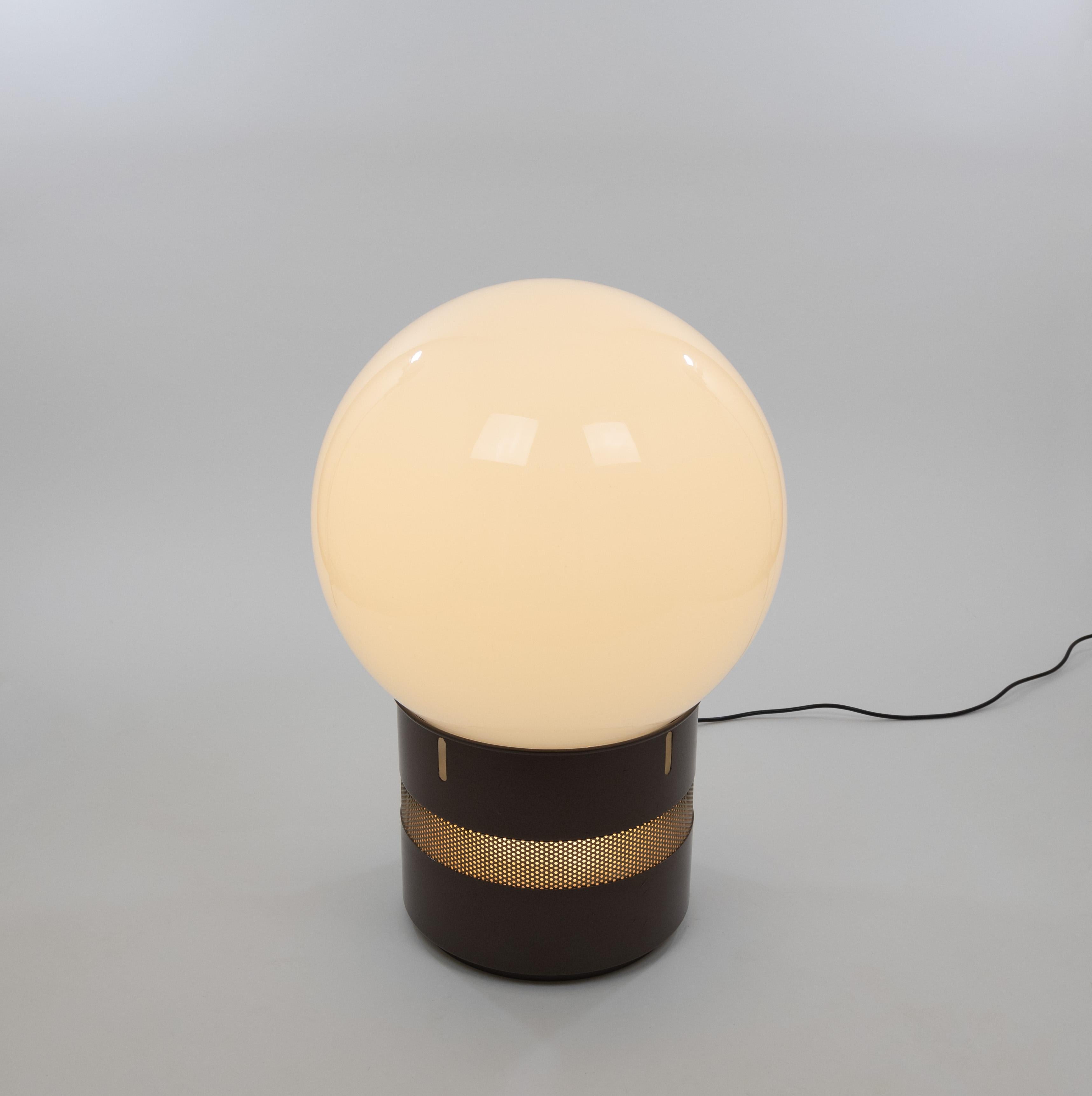 Mezzoracolo Table of Floor Lamp by Gae Aulenti for Artemide, 1970s In Good Condition For Sale In Rotterdam, NL