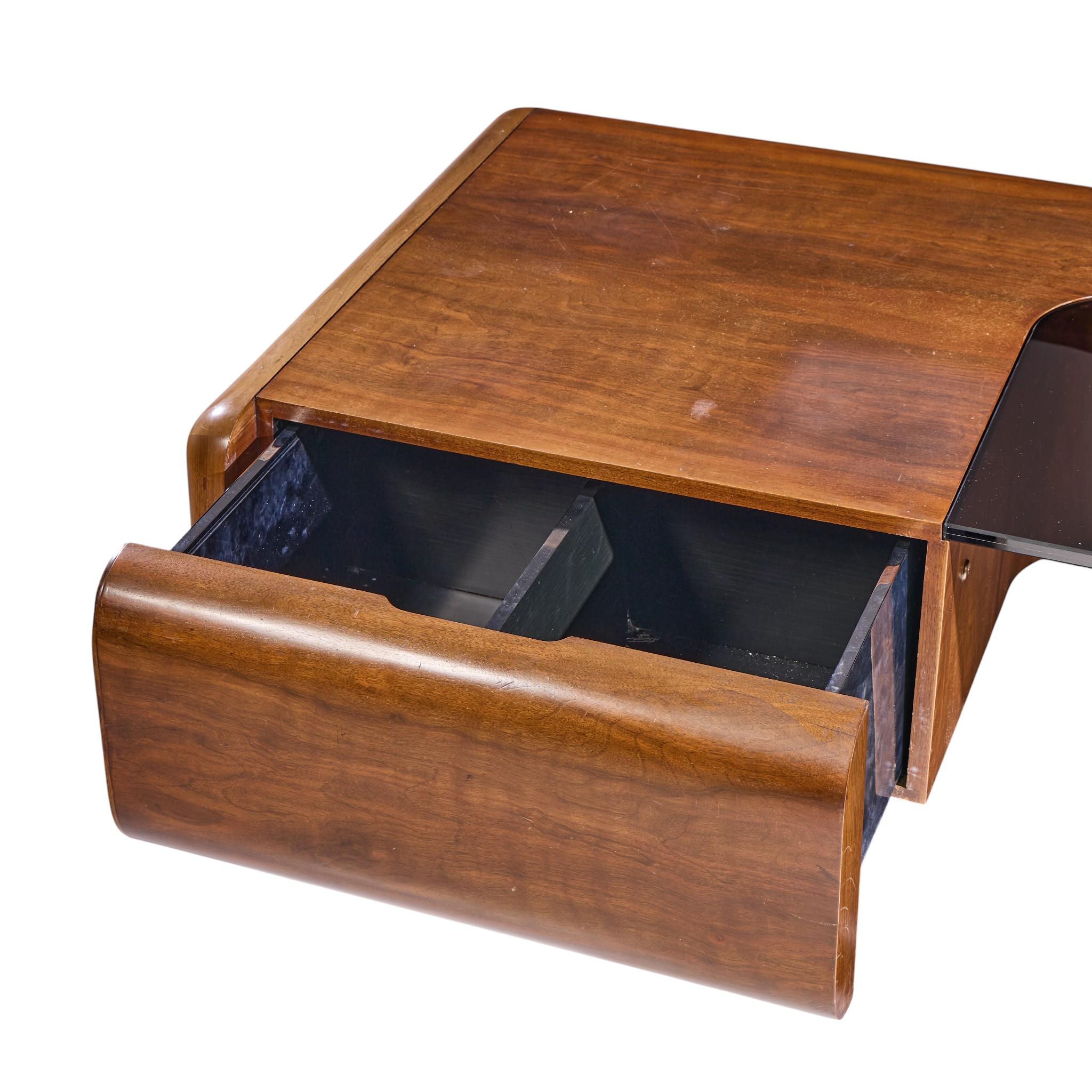 XX secolo M.F. Harty per Stow & Davis Scrivania direzionale di metà secolo in noce, cromo e vetro in vendita