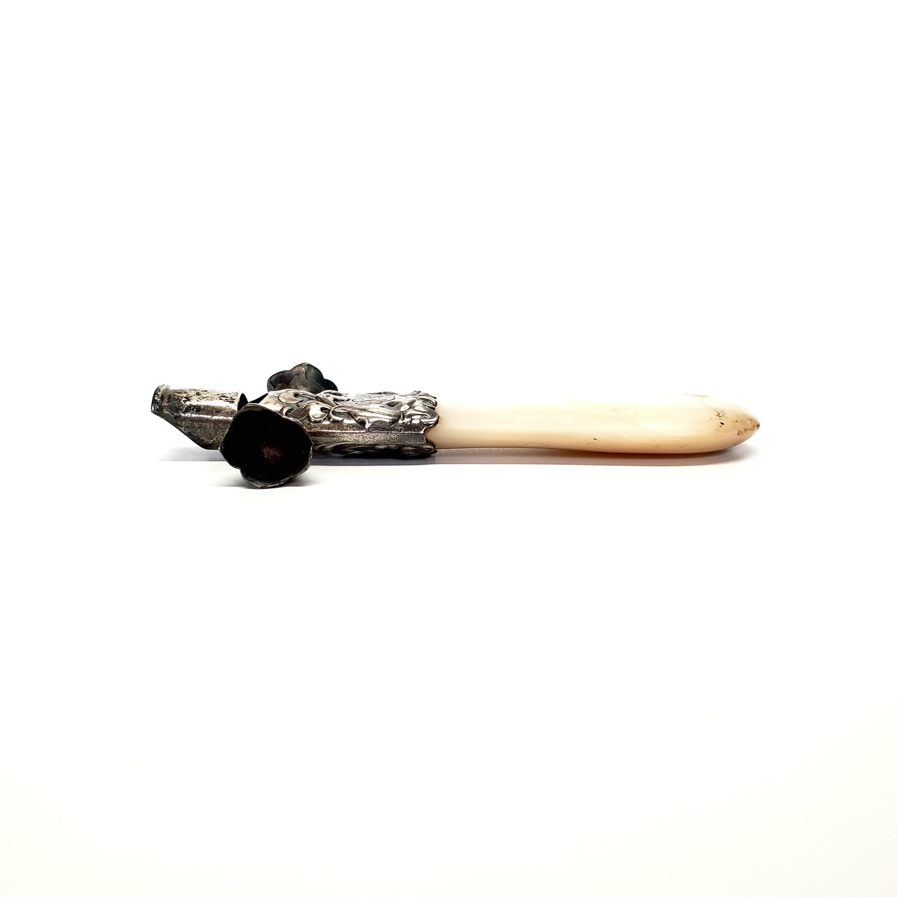 Taille ovale Whistle & Rattle Mfg Co en argent sterling et nacre avec monogramme #7291 en vente