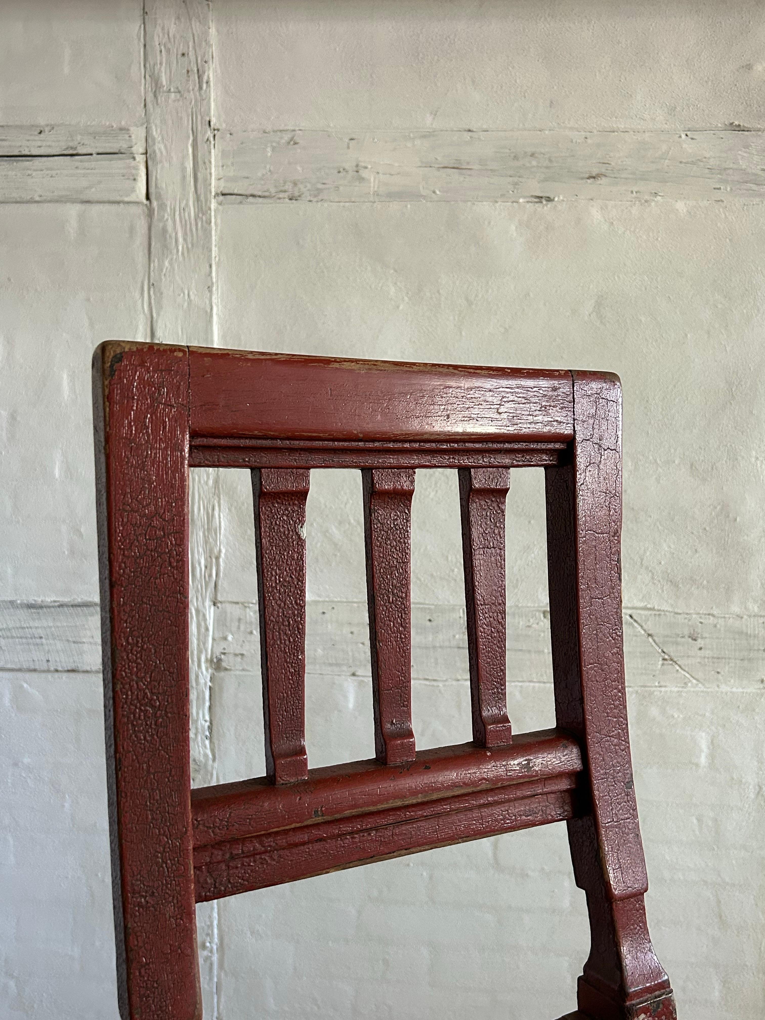 Ensemble de trois chaises en bois peint en rouge et recouvertes de cuir noir.
Danemark, années 1840.

Un ensemble rare et architecturalement raffiné de trois chaises danoises de Michael Gottlieb Bindesbøll, l'une des figures fondatrices du design et