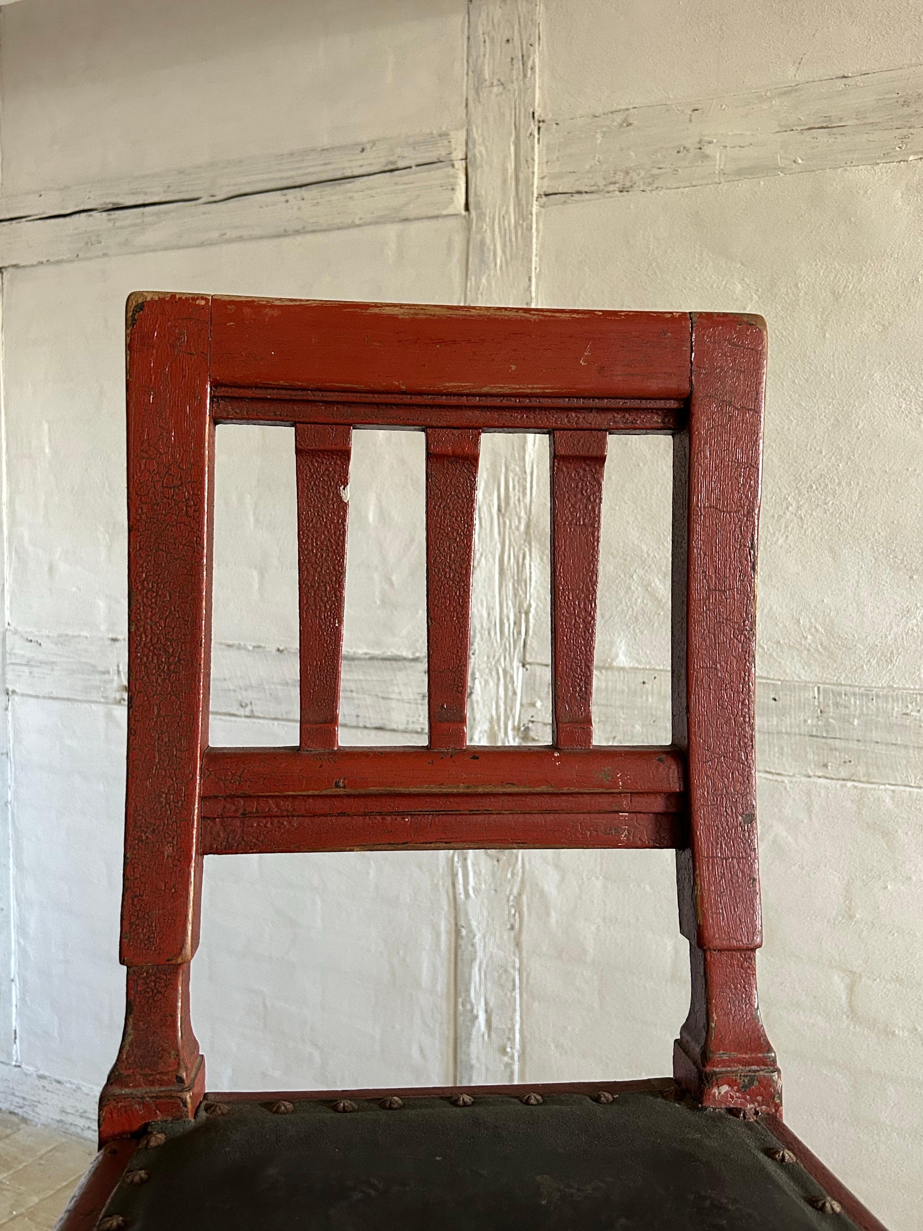 Milieu du XIXe siècle M&M. Bindesbøll (1800-1856) Ensemble de trois chaises en bois peint, Danemark, années 1840. en vente