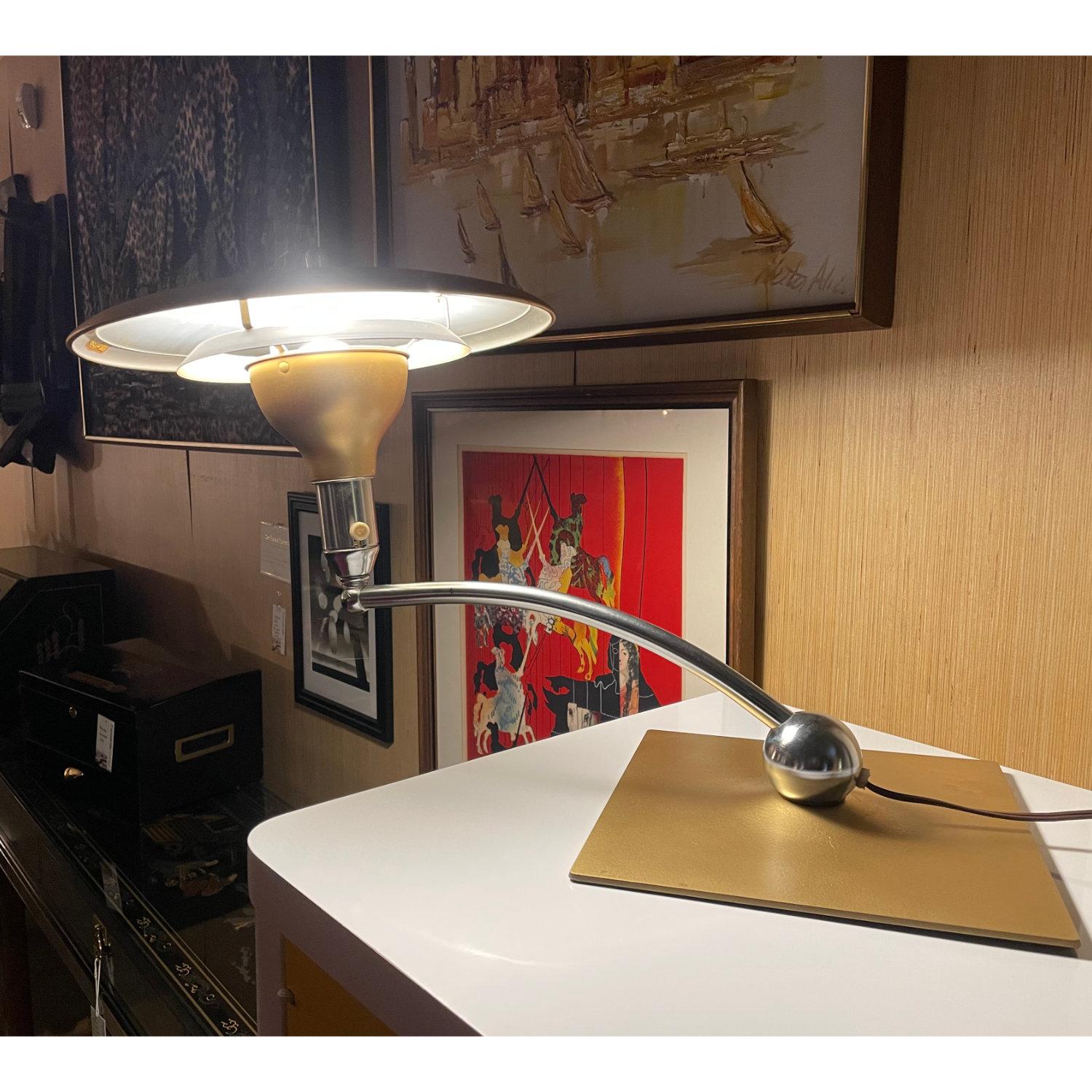 Nouvelle lampe de bureau Sight Light, de style moderne du milieu du siècle, de M.G. Roue. Cette lampe de l'ère spatiale présente une forme de soucoupe fantaisiste. Avec sa silhouette d'OVNI, le design reflète bien l'esprit de l'époque. L'esthétique