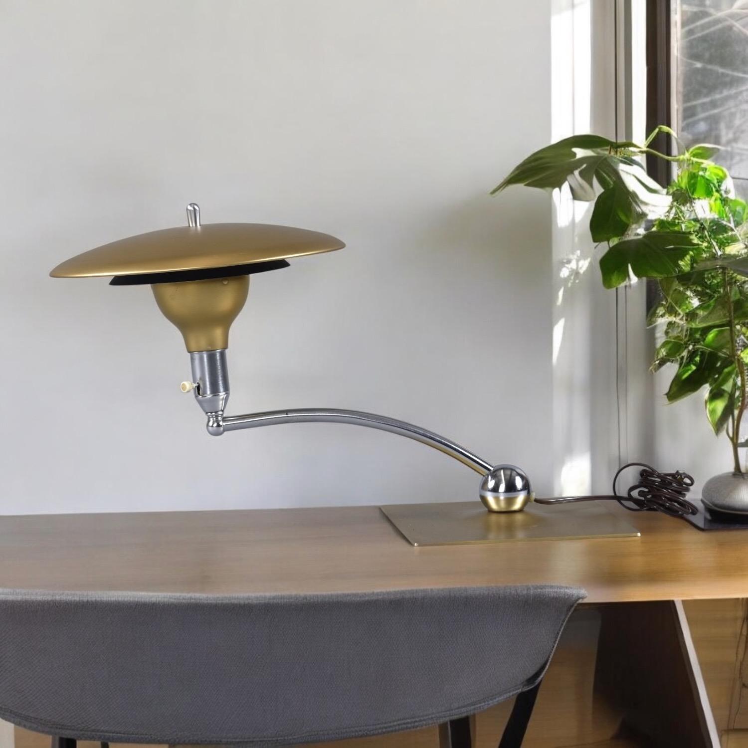 Américain M&M. Wheeler Sight Light Saucer Atomic Age Articulating Table Lamp (lampe de table articulée) en vente