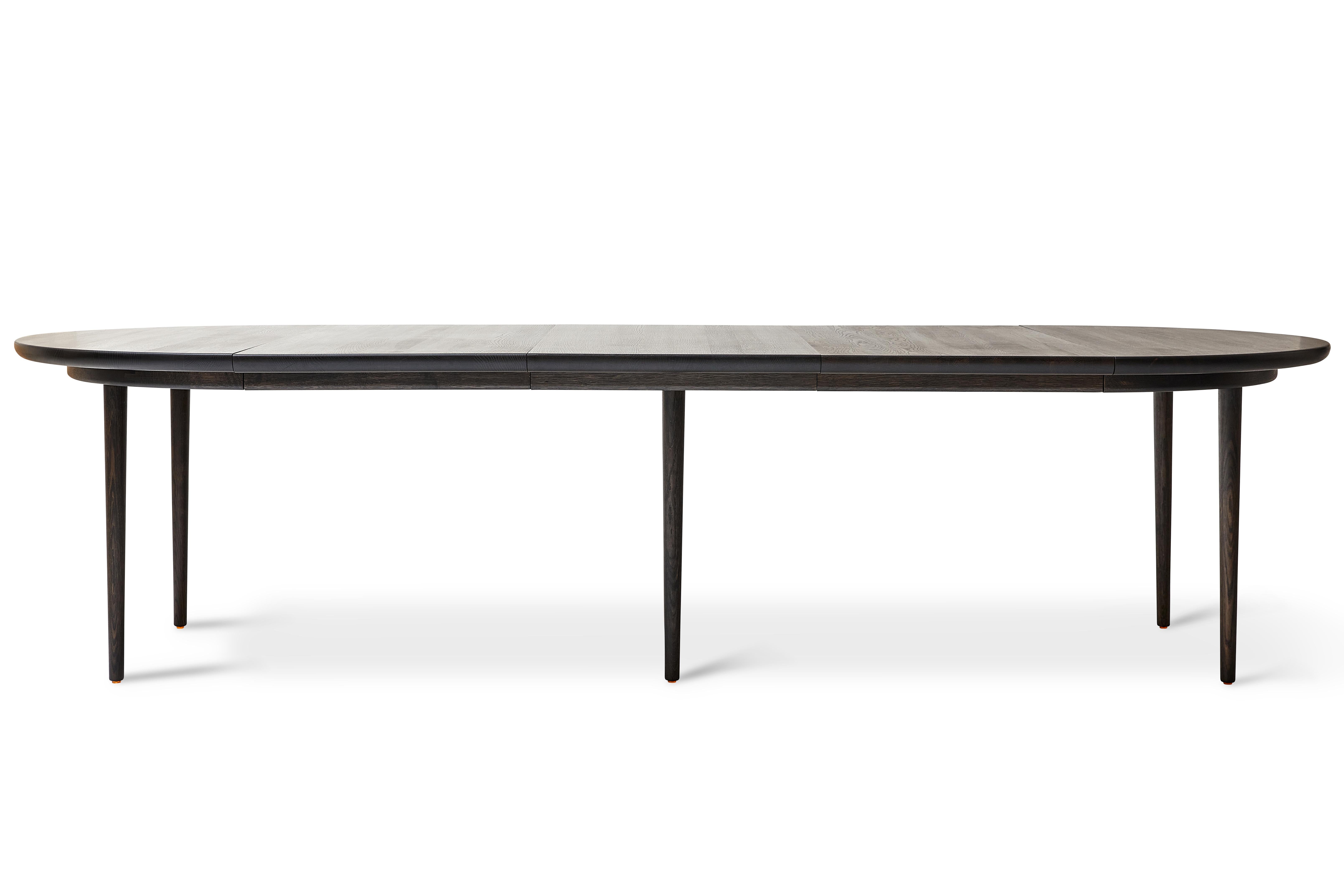 MG202 Table à manger extensible de Malte Gormsen
Dimensions : D 120 x L 300 x H 72,5 cm.
MATERIAL : Chêne foncé Nature.

Disponible en Nature, Nature brute, Nature claire, Nature grise et Nature foncée.

Malte Gormsen Møbelsnedkeri est un ébéniste