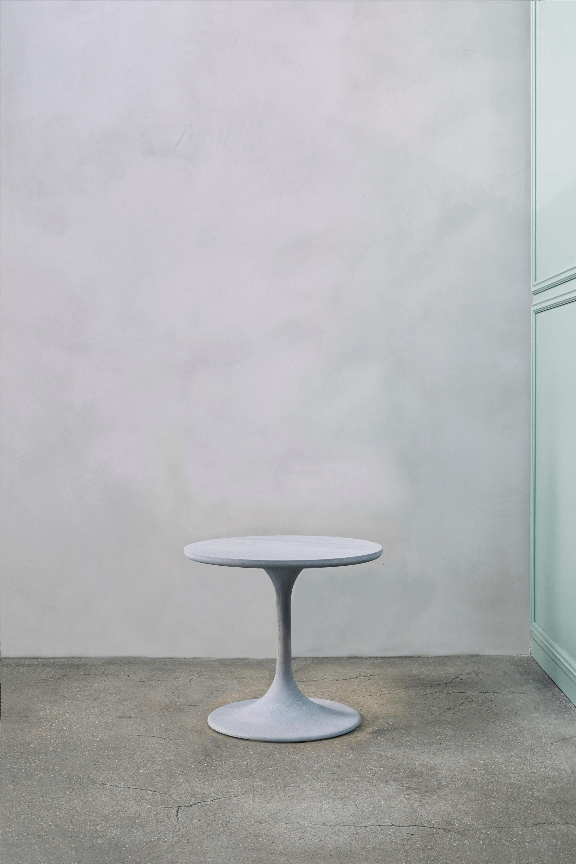 Table d'appoint tournée MG203 de Malte Gormsen
Dimensions : D 45 x H 40 cm.
MATERIAL : Chêne gris Nature.

Disponible en Nature, Nature brute, Nature claire, Nature grise et Nature foncée.

Malte Gormsen Møbelsnedkeri est un ébéniste qui allie les