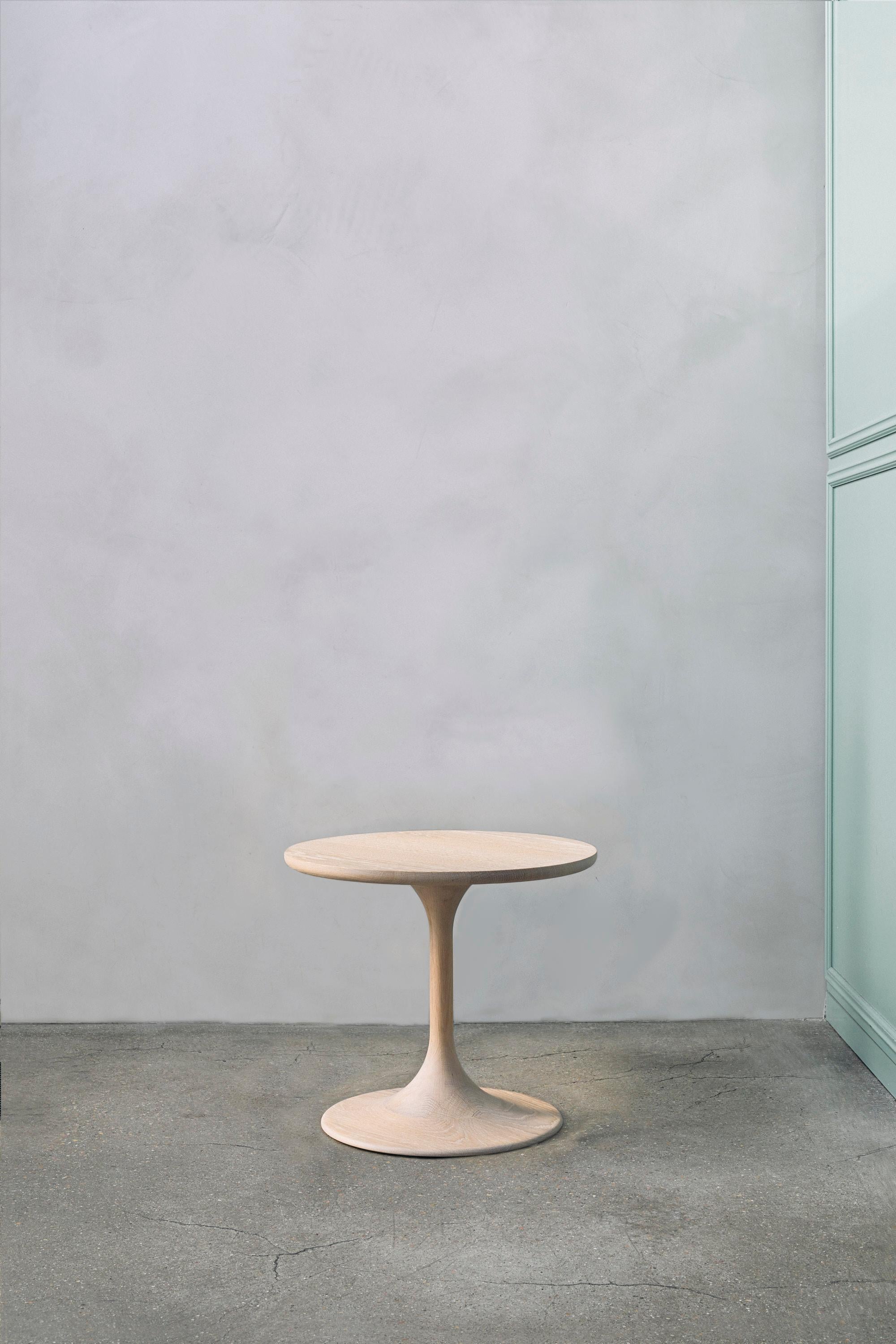 Table d'appoint tournée MG203 de Malte Gormsen
Dimensions : D 45 x H 40 cm.
Matériaux : Chêne.

Disponible en Nature, Nature brute, Nature claire, Nature grise et Nature foncée.

Malte Gormsen Møbelsnedkeri est un ébéniste qui allie les traditions