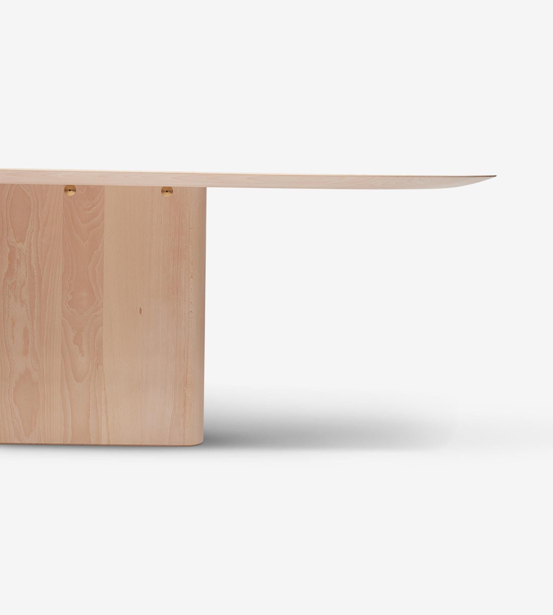 MG210 Table de salle à manger sculpturale.  Malte Gormsen Kollektion et peut être réalisée sur commande dans les deux versions suivantes
le chêne et le Beeche.

Traitement de surface : Beeche clair

Le bois est un matériau unique, dont l'aspect peut
