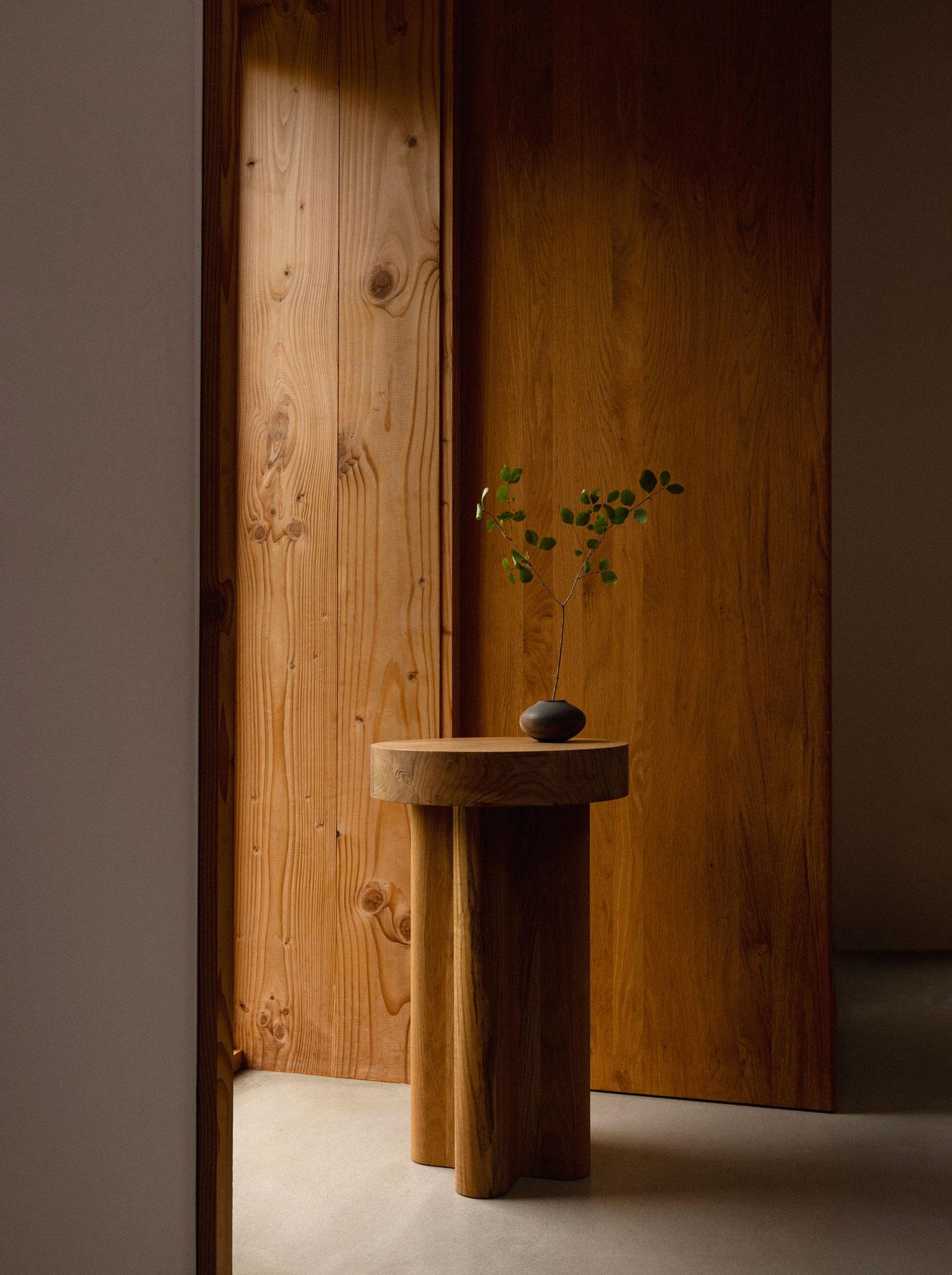 Table d'appoint MG211 de Malte Gormsen
Dimensions : D 36 x H 58 cm.
Matériaux : Chêne.

Disponible également en bois de noyer. Veuillez nous contacter.

Malte Gormsen Møbelsnedkeri est un ébéniste qui allie les traditions artisanales danoises aux