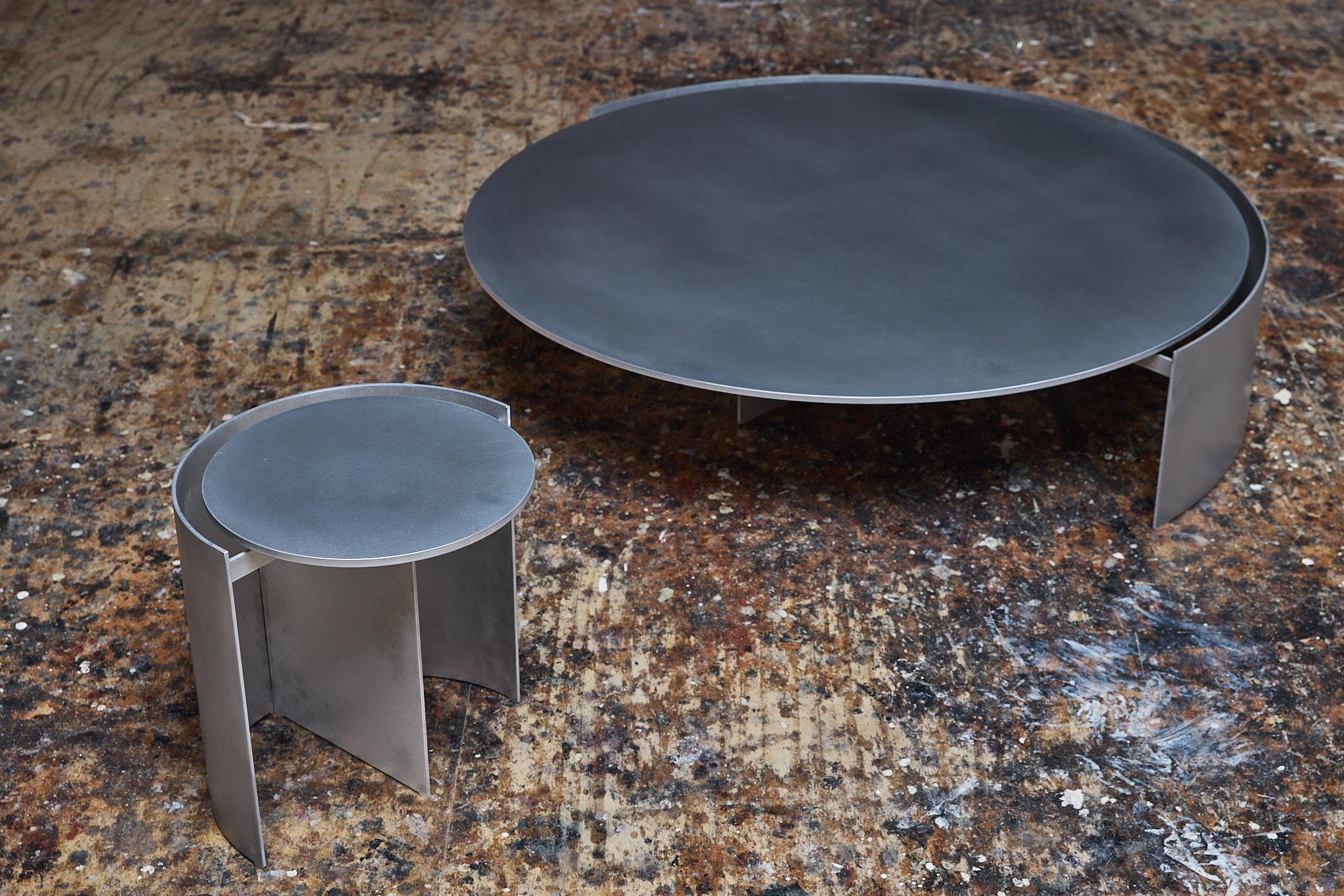 Table d'appoint MG213 de Malte Gormsen
Dimensions : 41 x 40 cm : D 41 x H 40 cm.
Matériaux : Aluminium.

Malte Gormsen Møbelsnedkeri est un ébéniste qui allie les traditions artisanales danoises aux technologies les plus récentes. Nous comptons