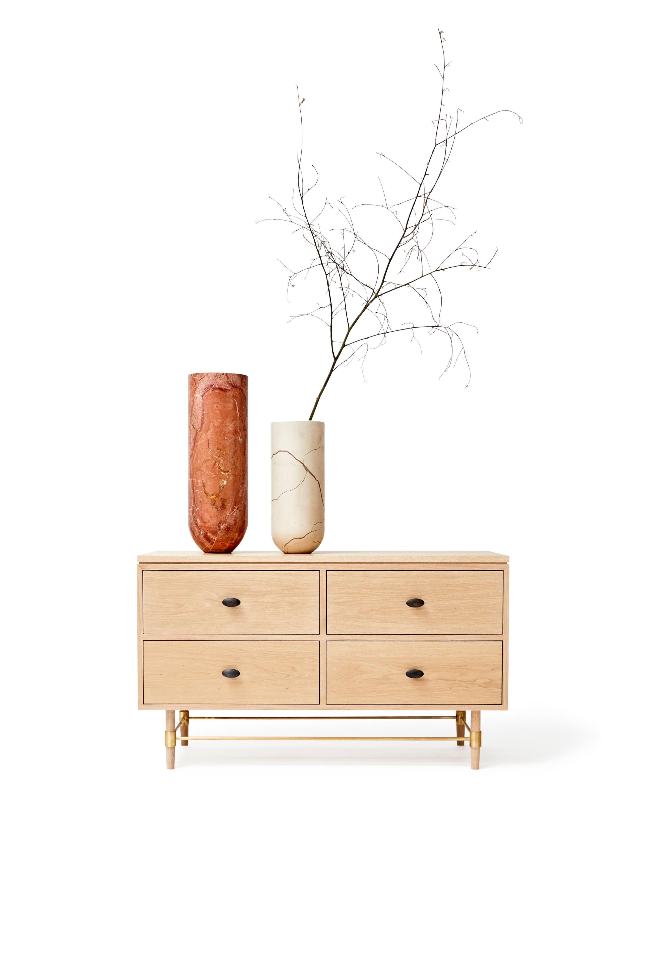 MG302 Credenza con cassetti di Malte Gormsen
Dimensioni: P 45 x L 120 x H 70,8 cm.
Materiali: Oak.

Disponibile nelle finiture Nature, Raw Nature, Light Nature, Grey Nature e Dark Nature.

Malte Gormsen Møbelsnedkeri è un'azienda di ebanisteria che