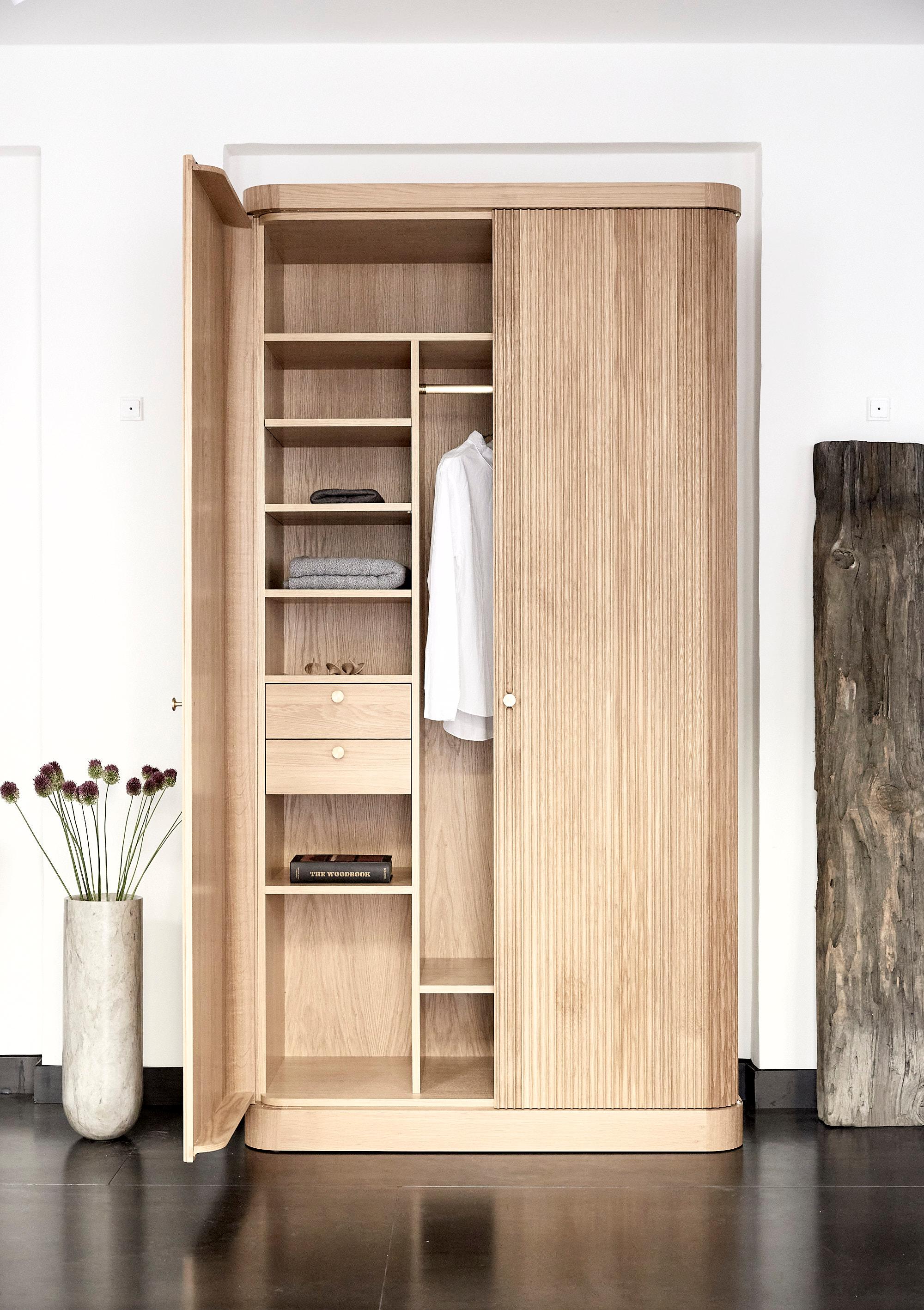 Armario MG304 de Malte Gormsen
Dimensiones: P 60 x An 124 x Al 236 cm.
Materiales: Roble.

Disponible en los acabados Nature, Raw Nature, Light Nature, Grey Nature y Dark Nature.

Malte Gormsen Møbelsnedkeri es un ebanista que combina las