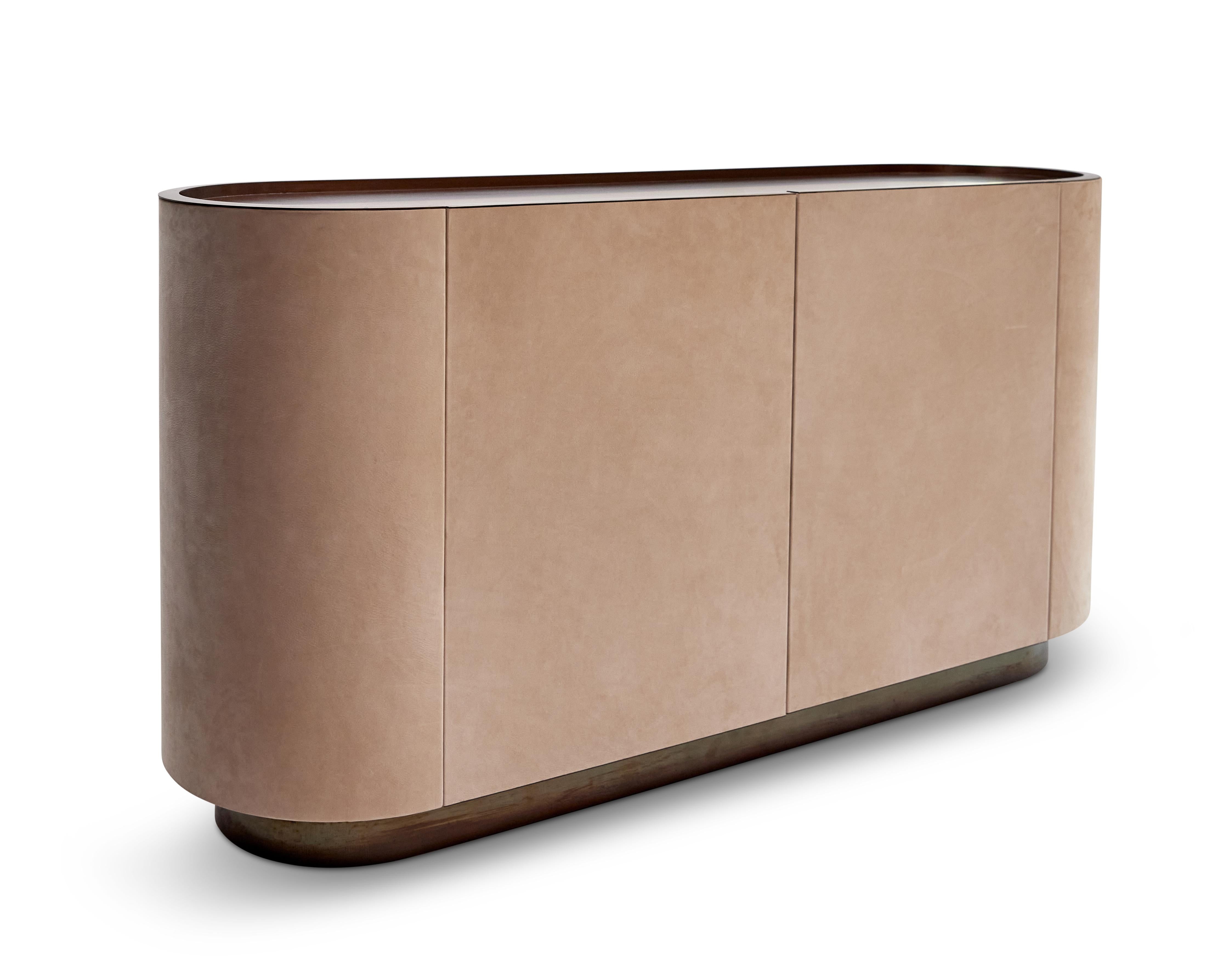 MG305 Credenza in pelle di Malte Gormsen
Dimensioni: D 55 x L 178,8 x H 92 cm.
Materiali: Oak, pelle, ottone.

Malte Gormsen Møbelsnedkeri è un'azienda di ebanisteria che combina la tradizione artigianale danese con la tecnologia più avanzata. Il