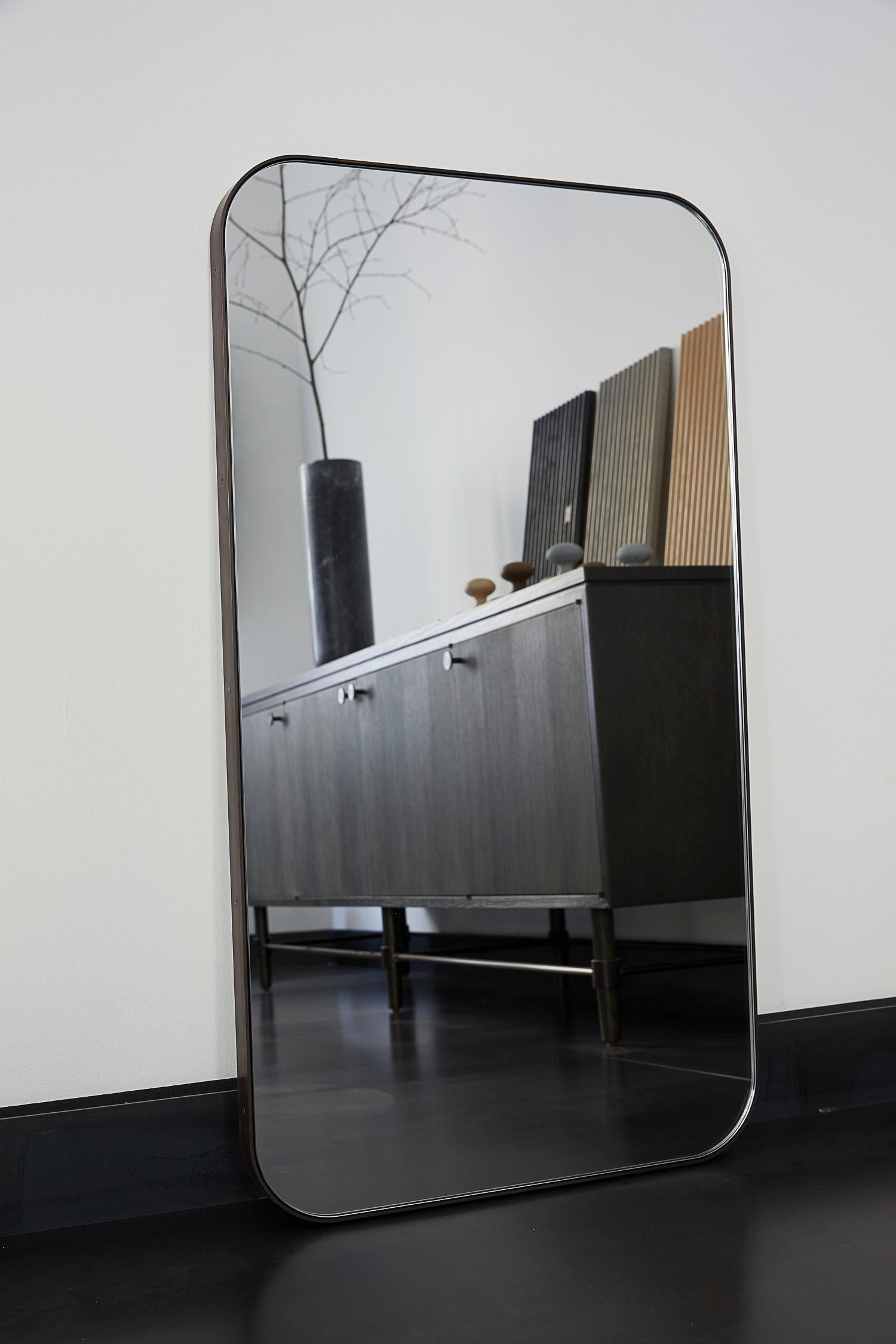 MG401 Small MIrror di Malte Gormsen
Dimensioni: P 3 x L 50 x H 90 cm.
Materiali: Ottone brunito.

Disponibile in diverse dimensioni. Contattateci.

Malte Gormsen Møbelsnedkeri è un'azienda di ebanisteria che combina la tradizione artigianale danese