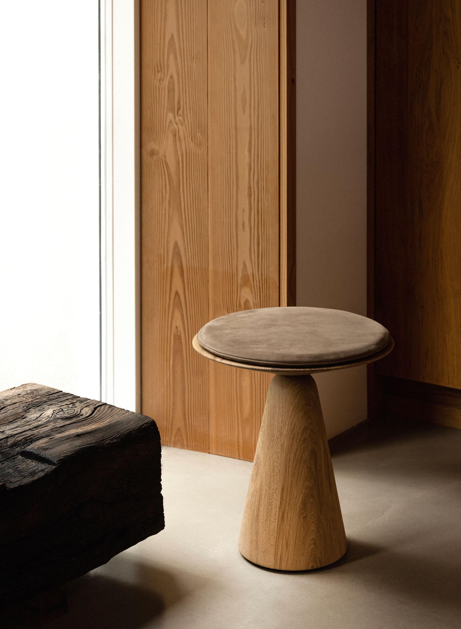 MG406 Oak Side Table by Malte Gormsen
Limited Edition
Dimensions: D 40 x H 42 cm.
Materials: Oak.


Malte Gormsen Møbelsnedkeri is a cabinetmaker who combines Danish craftsmanship traditions with the latest technology. Our client list includes