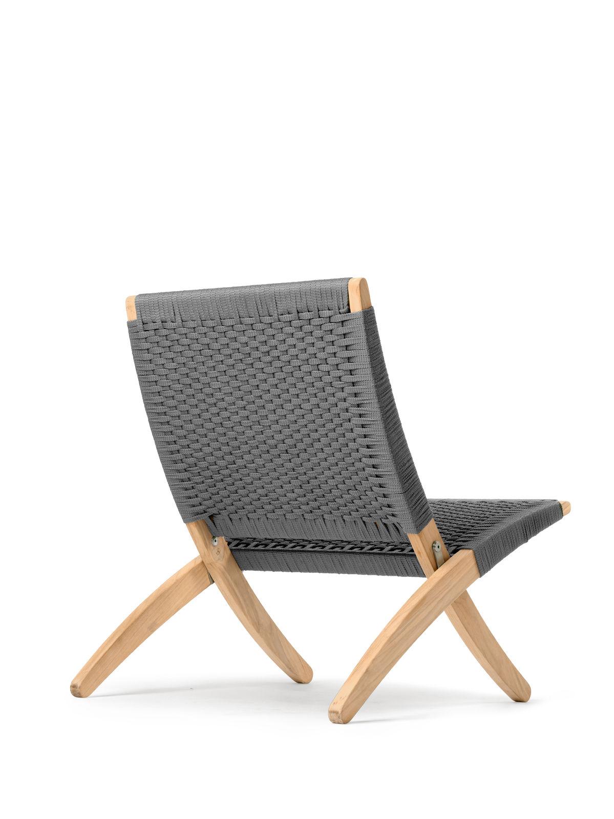 Der 1997 von Morten Gøttler entworfene MG501 Cuba Chair besticht durch sein ideales Gleichgewicht zwischen Form und Funktion und verweist auf frühere Meister, die mit der Weiterentwicklung des Klappstuhlkonzepts experimentierten.