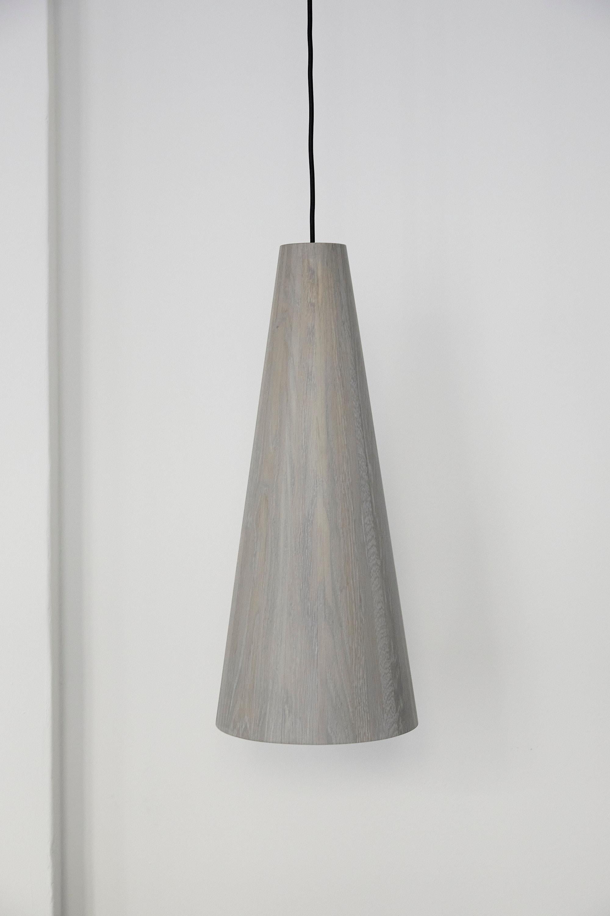 MG904 Pantalla de roble by Malte Gormsen
Dimensiones: P 25 x A 60 cm.
Materiales: Roble gris Nature.

Disponible en roble Nature, Raw Nature, Light Nature, Grey Nature y Dark Nature. Póngase en contacto con nosotros.

Todas nuestras lámparas pueden