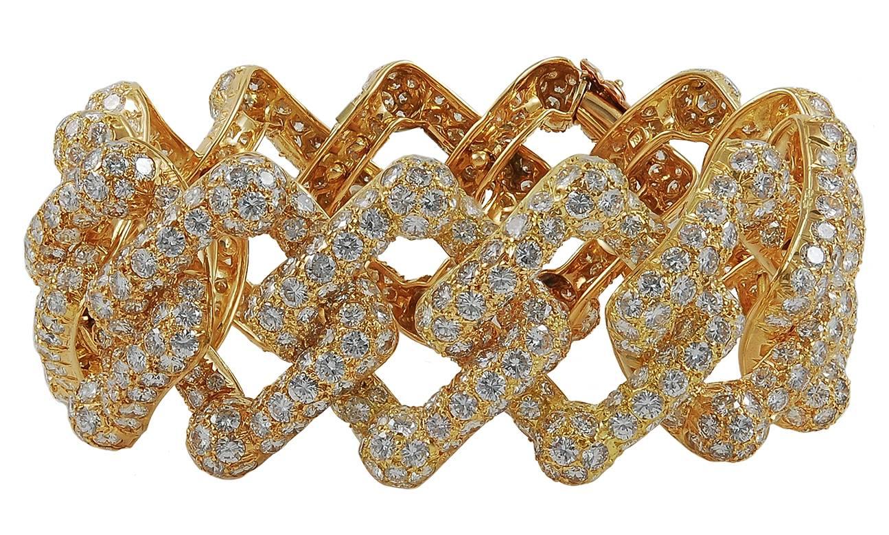 Ein modisches Übergangsstück von M. Gérard, das aus einer Reihe von großen, ineinandergreifenden Gliedern aus 18 Karat Gold besteht, die durchgehend mit Diamanten im Rundschliff besetzt sind und eine Länge von 7 1/2 Zoll haben. 
Unterzeichnet M.