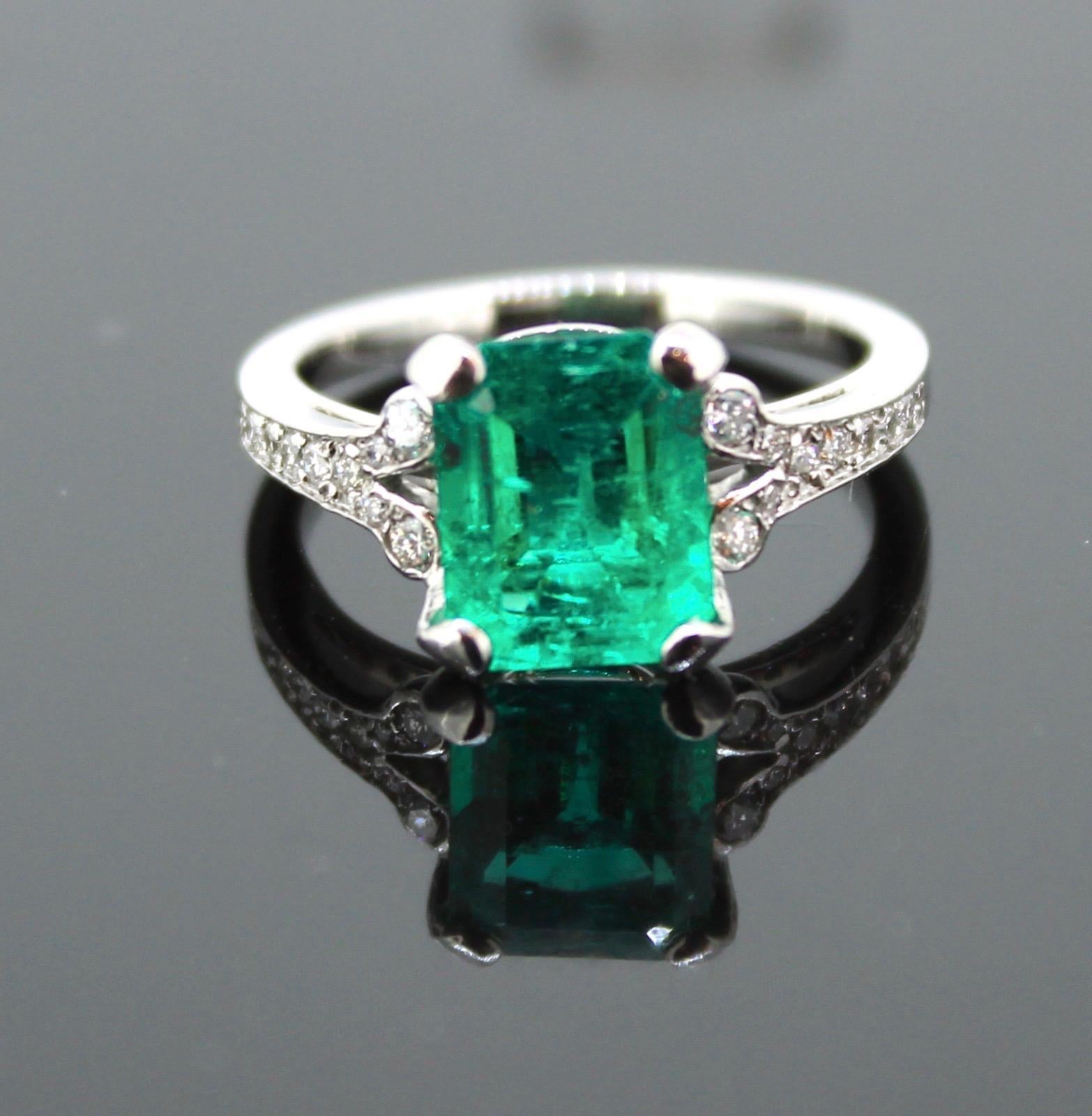 Gewicht:	6.31gr

Metall:	Platin
	
Zustand:	Neu

Markenzeichen:	Europäisch 

Steine:	1 Smaragd
•	Schnitt:	Smaragdschliff
•	Karat-Gewicht:	2.83ct
•	Herkunft:	Kolumbien
•	Kommentare:	Kleines Öl
	Es kommt mit dem Edelsteinbericht von MGL