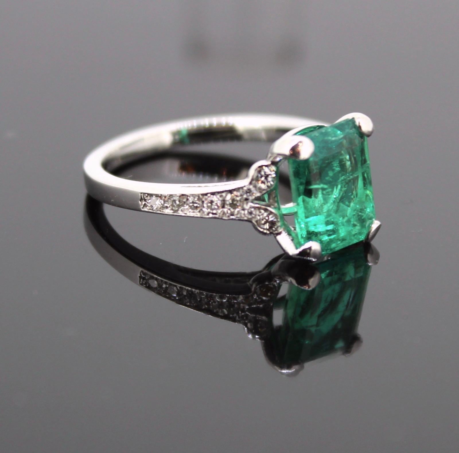 MGL 1,83 Karat kolumbianischer Smaragd-Diamant-Ring, Platin im Zustand „Hervorragend“ in London, GB