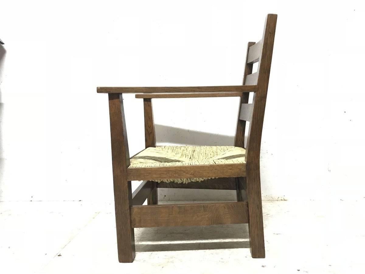 MH Baillie Scott rare fauteuil Arts & Crafts en chêne Fabriqué par John P. White's Pyghtle works. Un fauteuil d'artisan robuste avec trois larges échelles au dos et une construction carrée et massive.
Avec des images d'avant et d'après qu'il a été