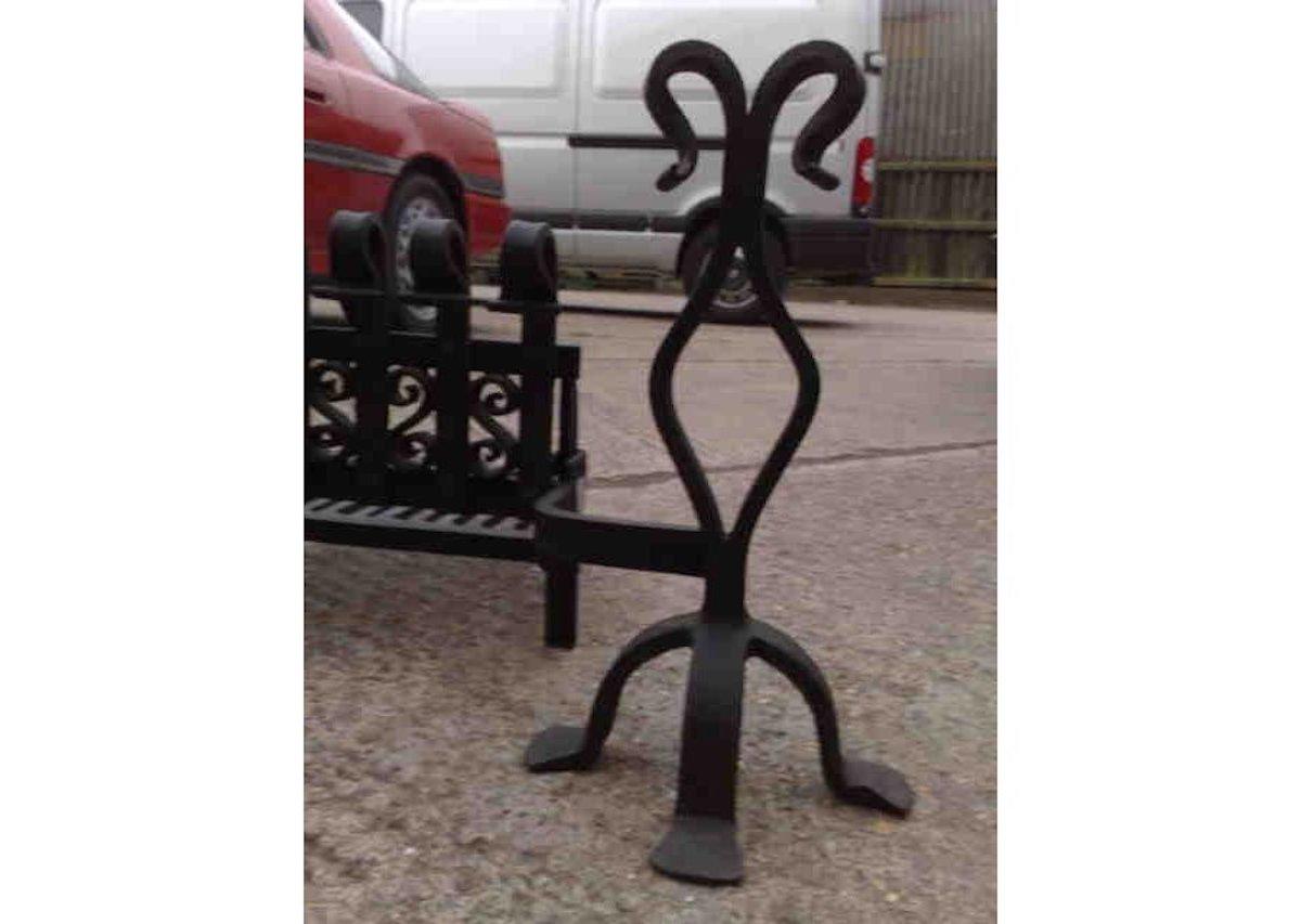 M.H. Baillie Scott Attributed, a Hand Forged Iron Grate with Integrated Andirons In Good Condition For Sale In London, GB