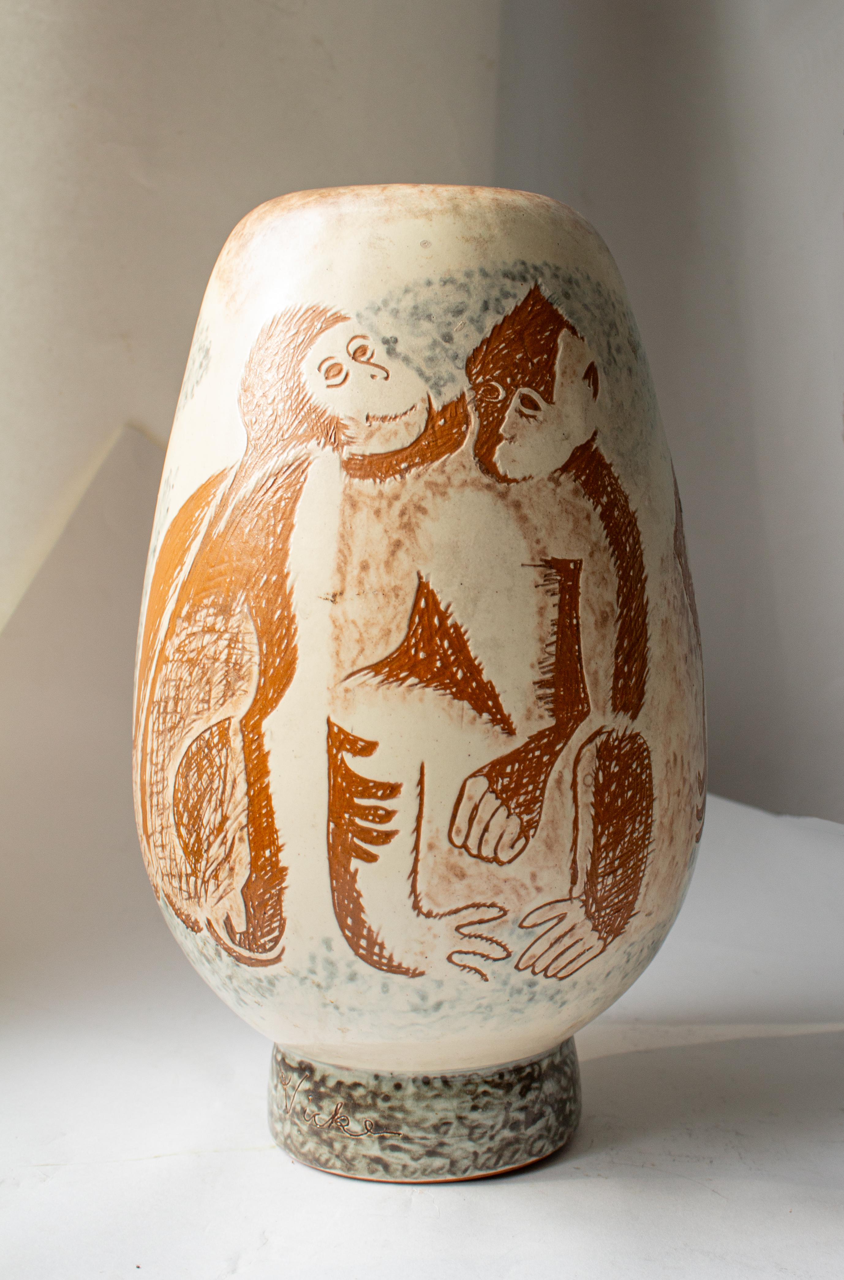 Rare vase en céramique avec un motif intrigant. Un véritable sujet de conversation. Conçue par Vicke Lindstrand, une sommité du design scandinave du milieu du siècle dans les années 1940-50, elle a laissé une marque indélébile dans le paysage