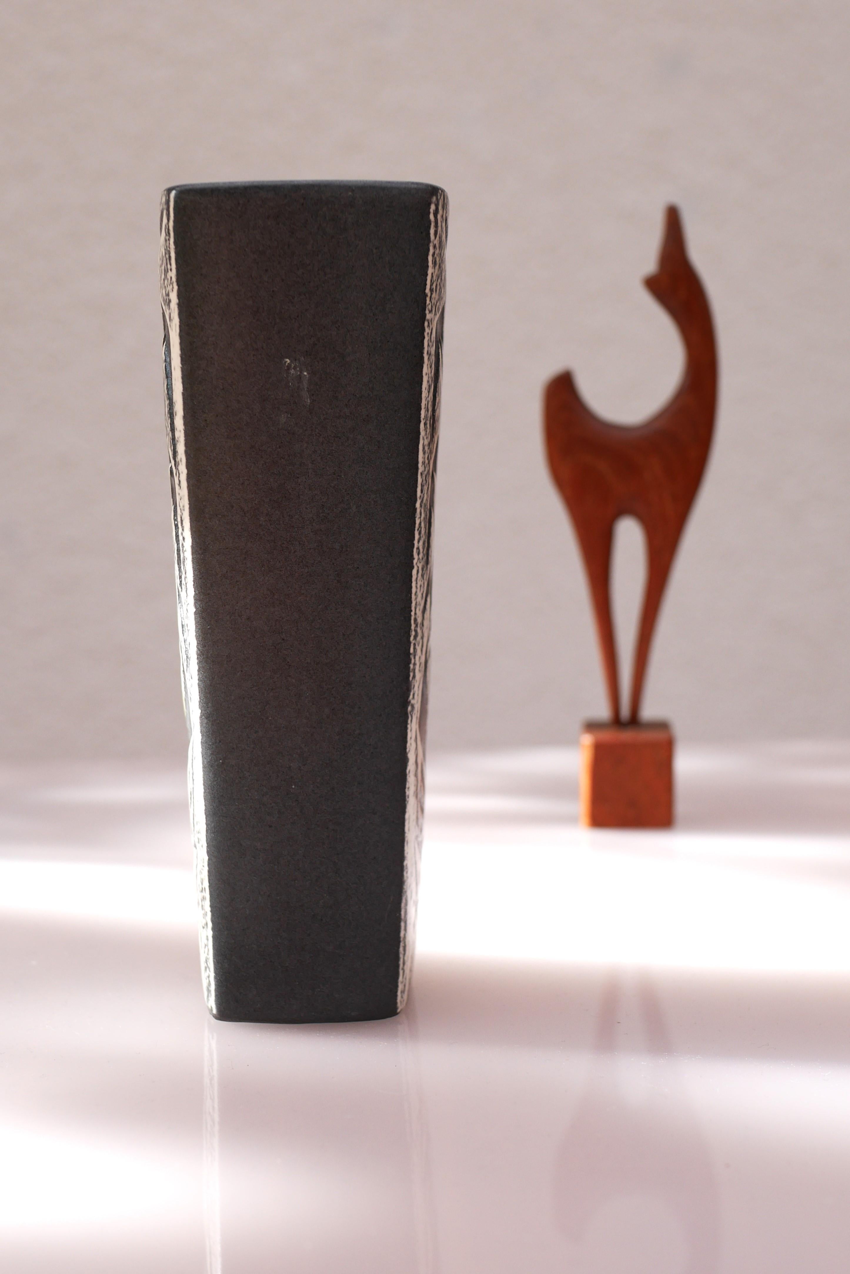 Vernissé Vase en poterie d'art moderne du milieu du siècle, réalisé par Jeppe Hagedorn-Olsen, Danemark. en vente