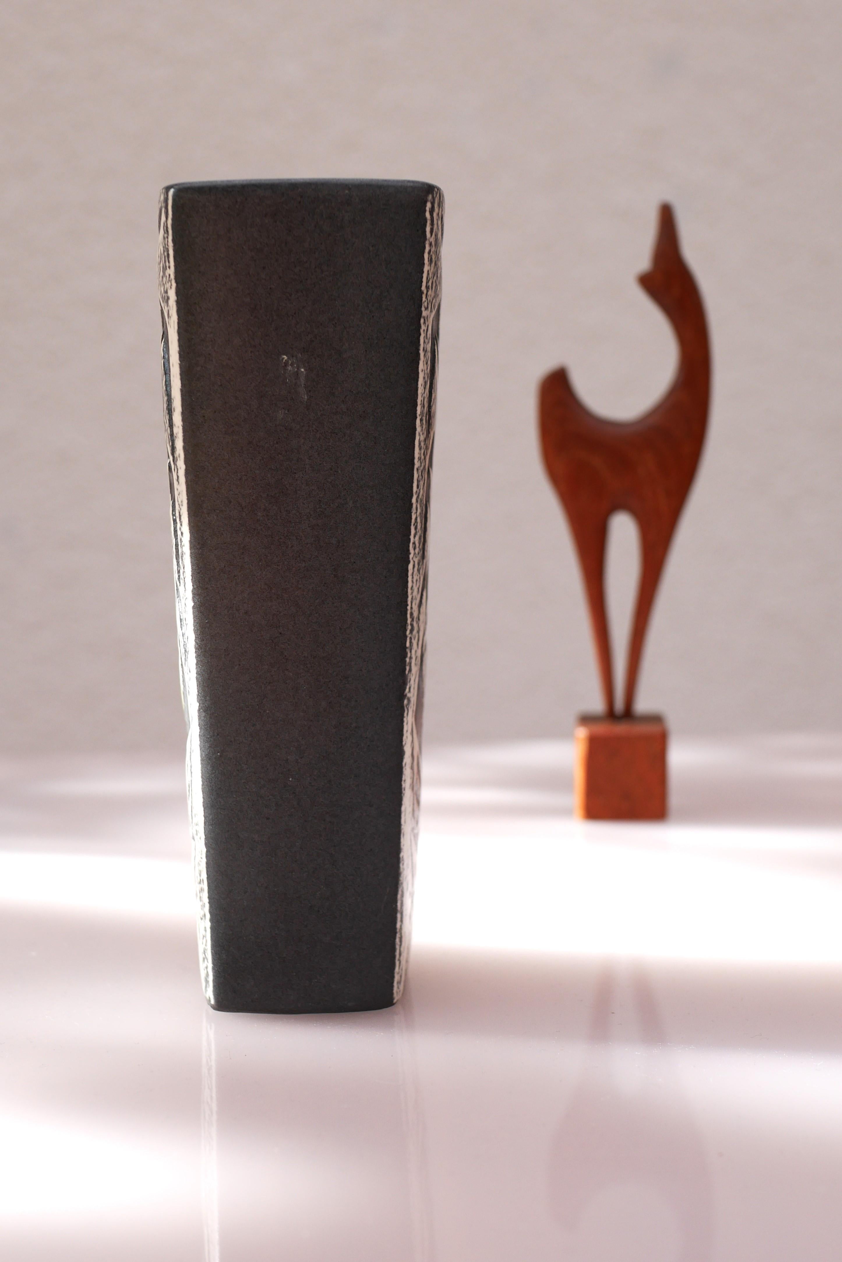 Vase en poterie d'art moderne du milieu du siècle, réalisé par Jeppe Hagedorn-Olsen, Danemark. Bon état - En vente à Skarpnäck, SE