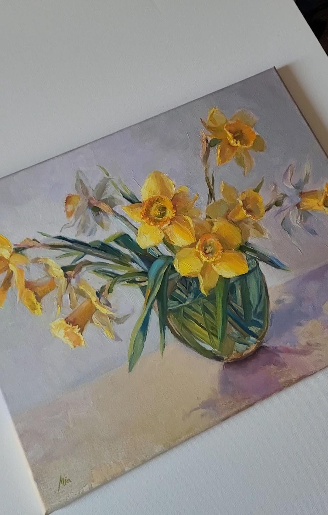 Narzissen.floral, abstrakter Realismus, rechteckig, gelb, grün, grau, mittel. – Painting von mia