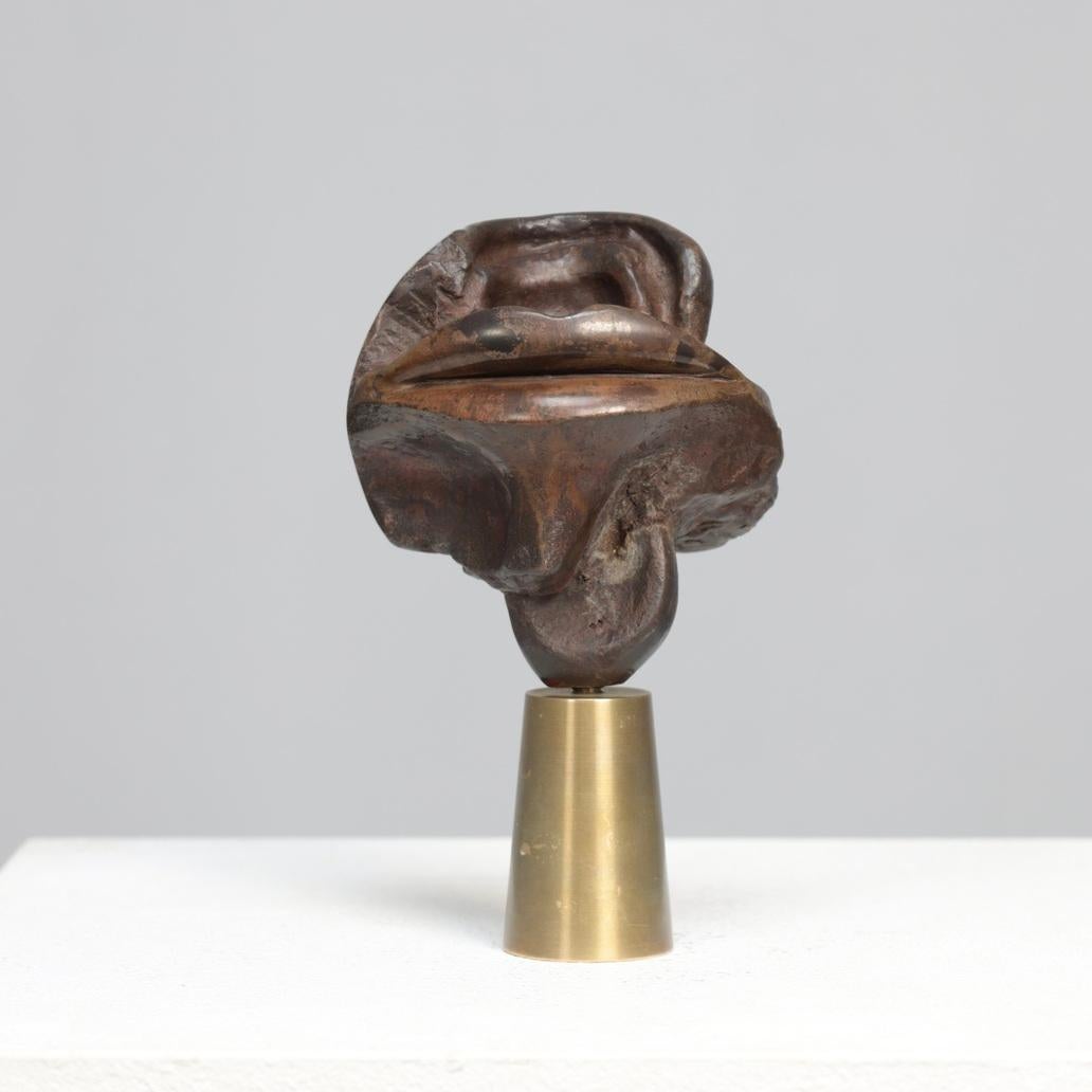 Questa intima scultura in bronzo dell'artista belga Mia Moreaux, intitolata 