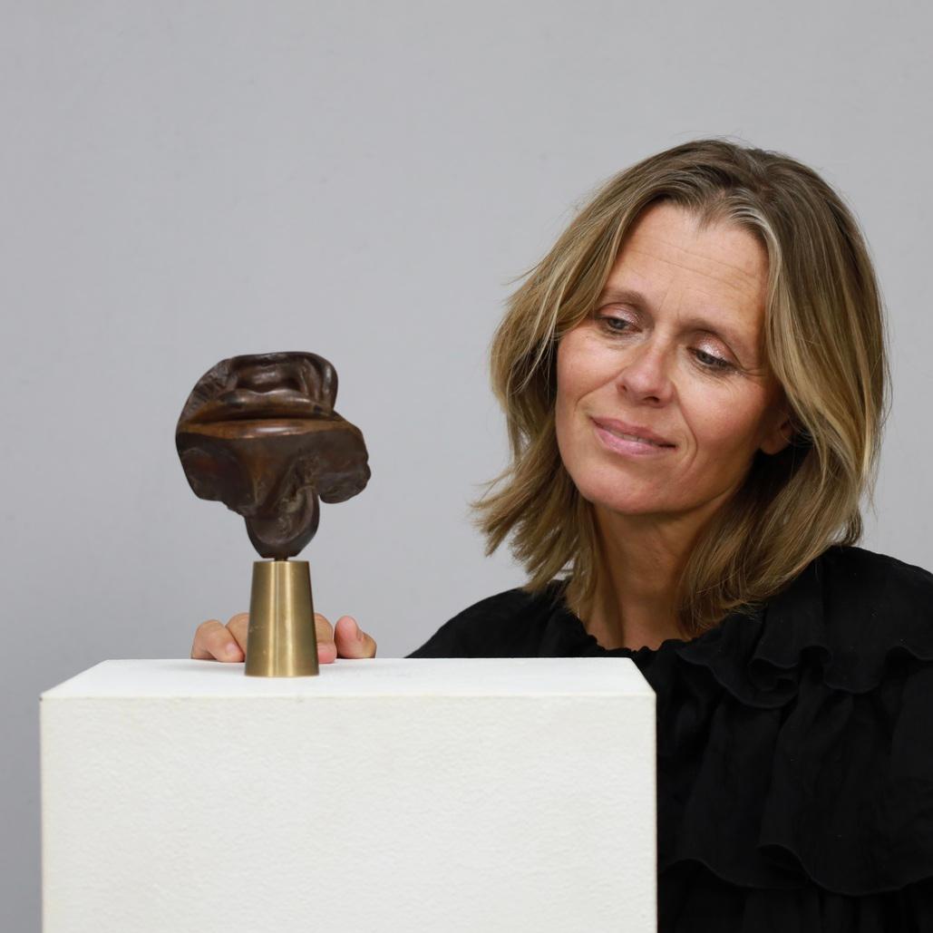 Mia Moreaux. Scultura in bronzo con base in ottone 