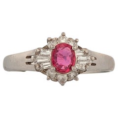 Anello Mia Ruby Diamond, platino con rubino ovale Nature da 0,24 ct e diamanti da 0,22 ct.