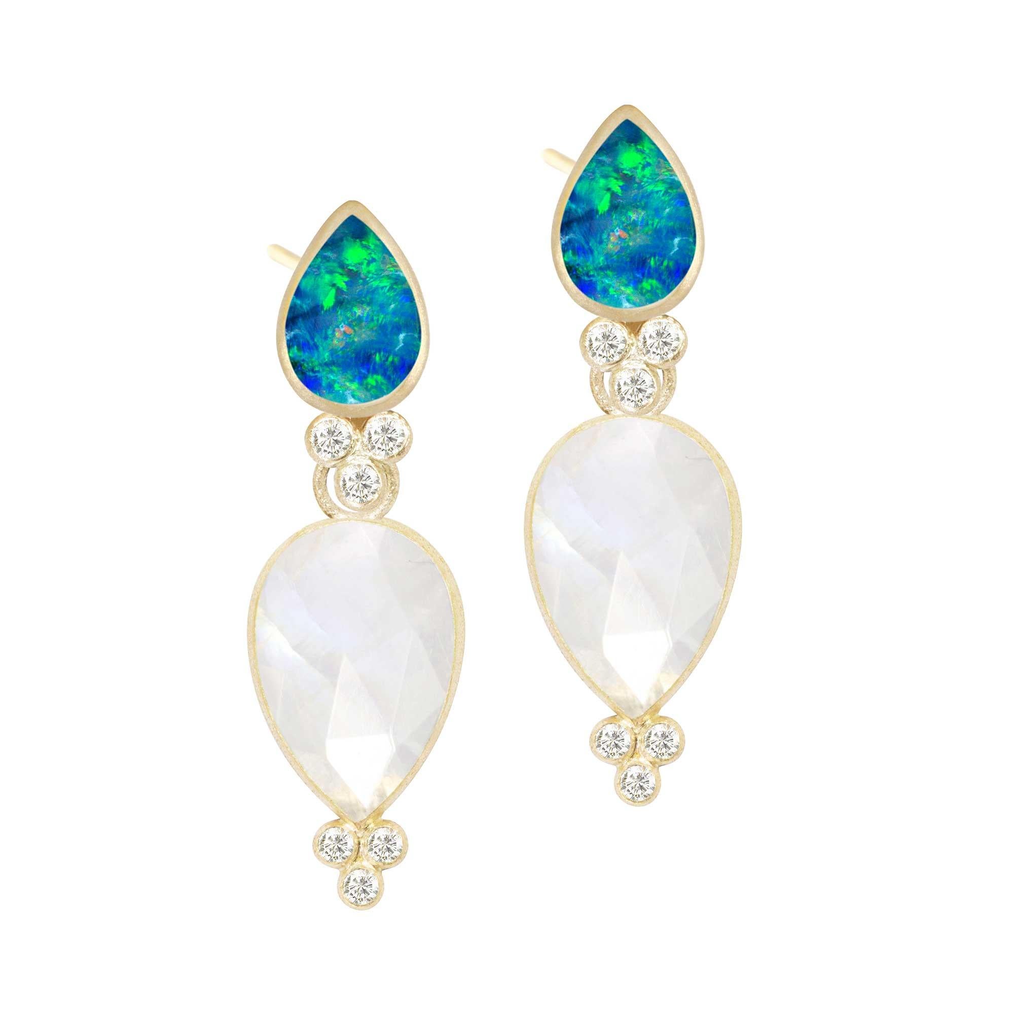 Die diamantbesetzten goldenen Ohrstecker Lilly mit Opal in Lünettenfassung sind schlicht und elegant und ein sehr femininer Stil, den Sie jeden Tag tragen können.
Der reiche, königliche Mondstein in einer blütenblattähnlichen Birnenform lässt die