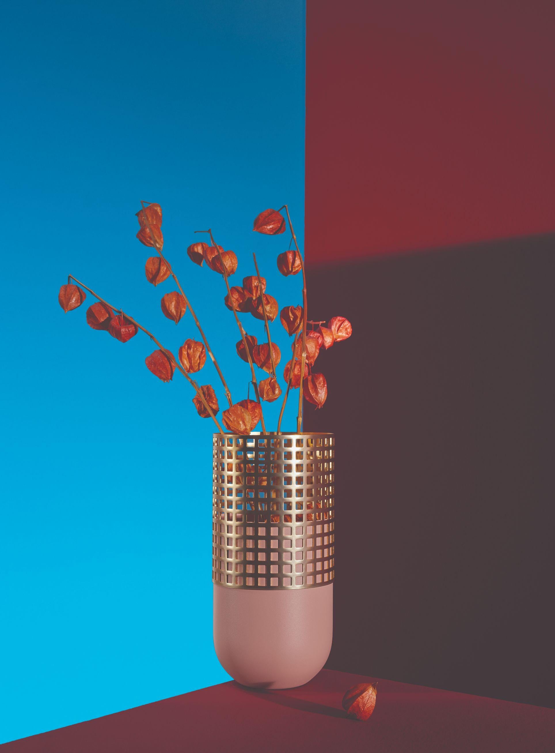 Mia tall vase by Mason Editions
Dimensions: 15 x 15 x 31 cm
Materials: Iron

The collection includes three objects with different shapes and functions.
Mia’s decisive impression is given by the contrast that is created between the soft lines of