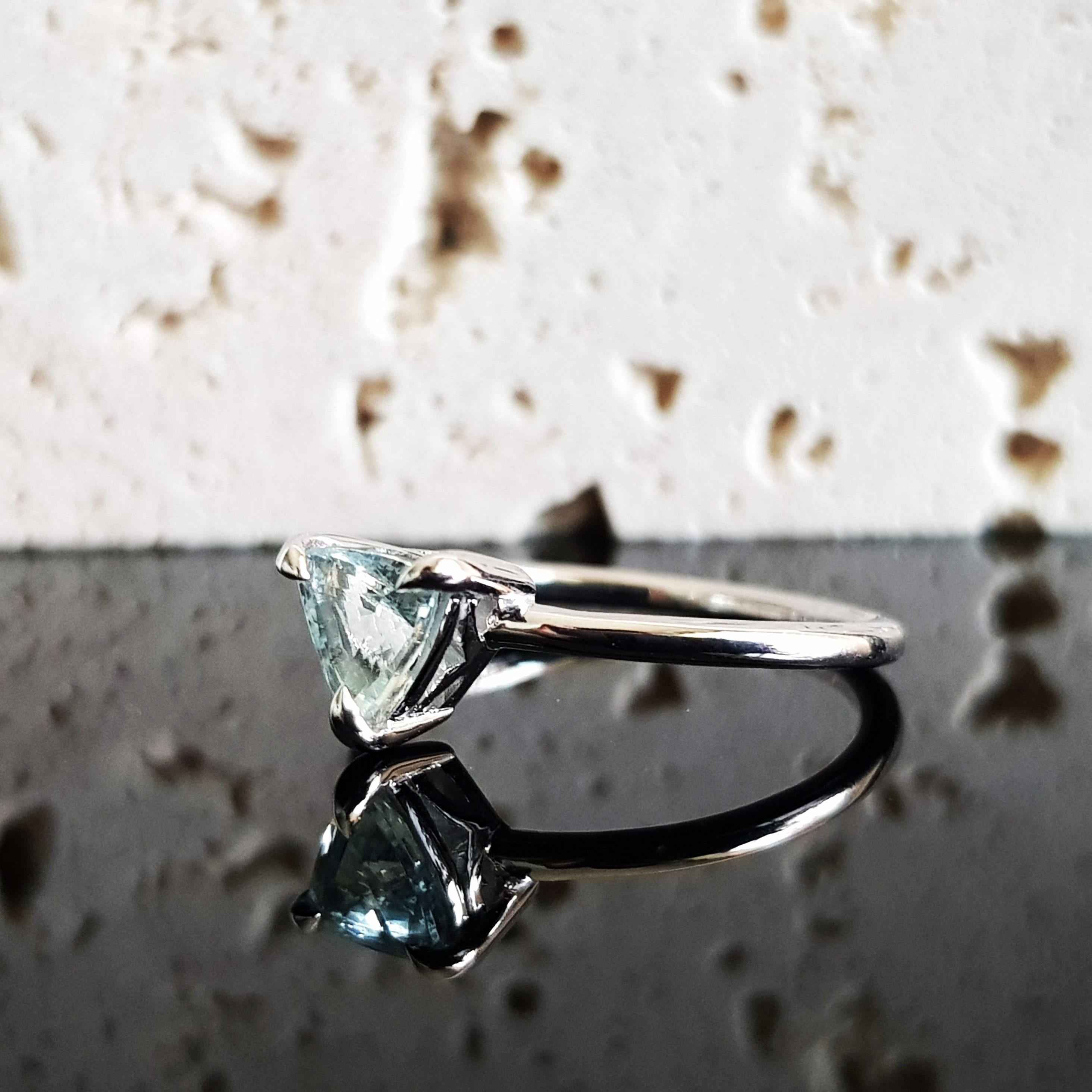 Mia Verlobungsring aus 9 Karat Weißgold mit Aquamarin im Trillionschliff und Solitär im Zustand „Neu“ in Bangkok, TH